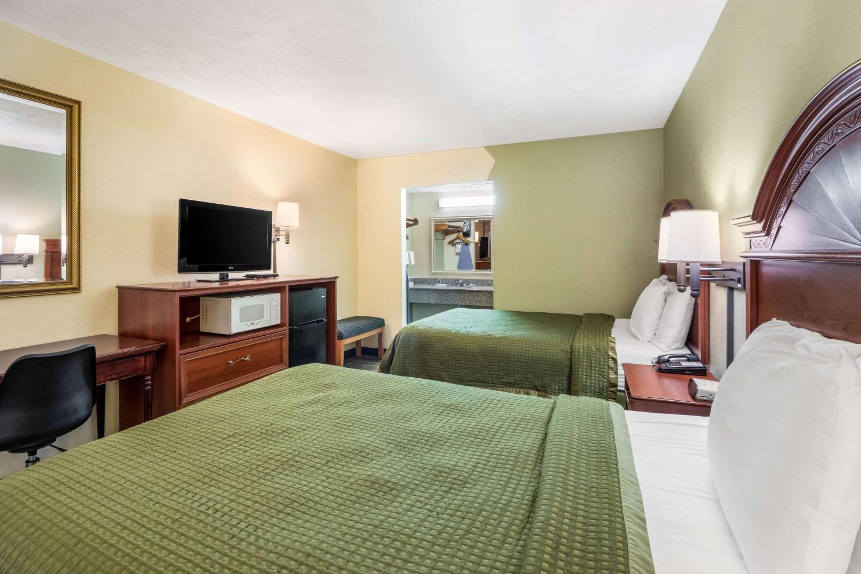 Double Room with Two Double Beds - Smoking - Photo 3