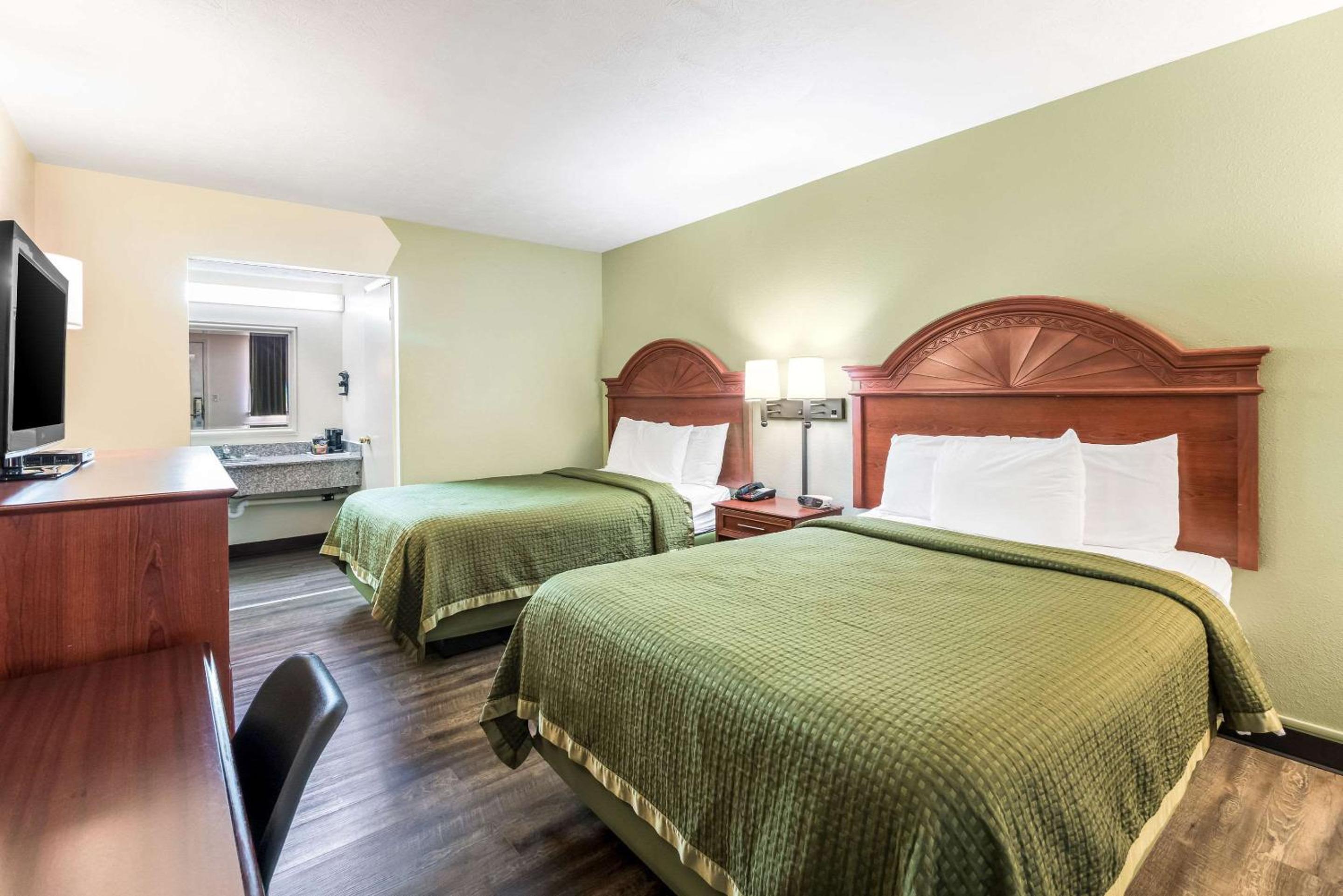 Double Room with Two Double Beds - Smoking - Photo 2