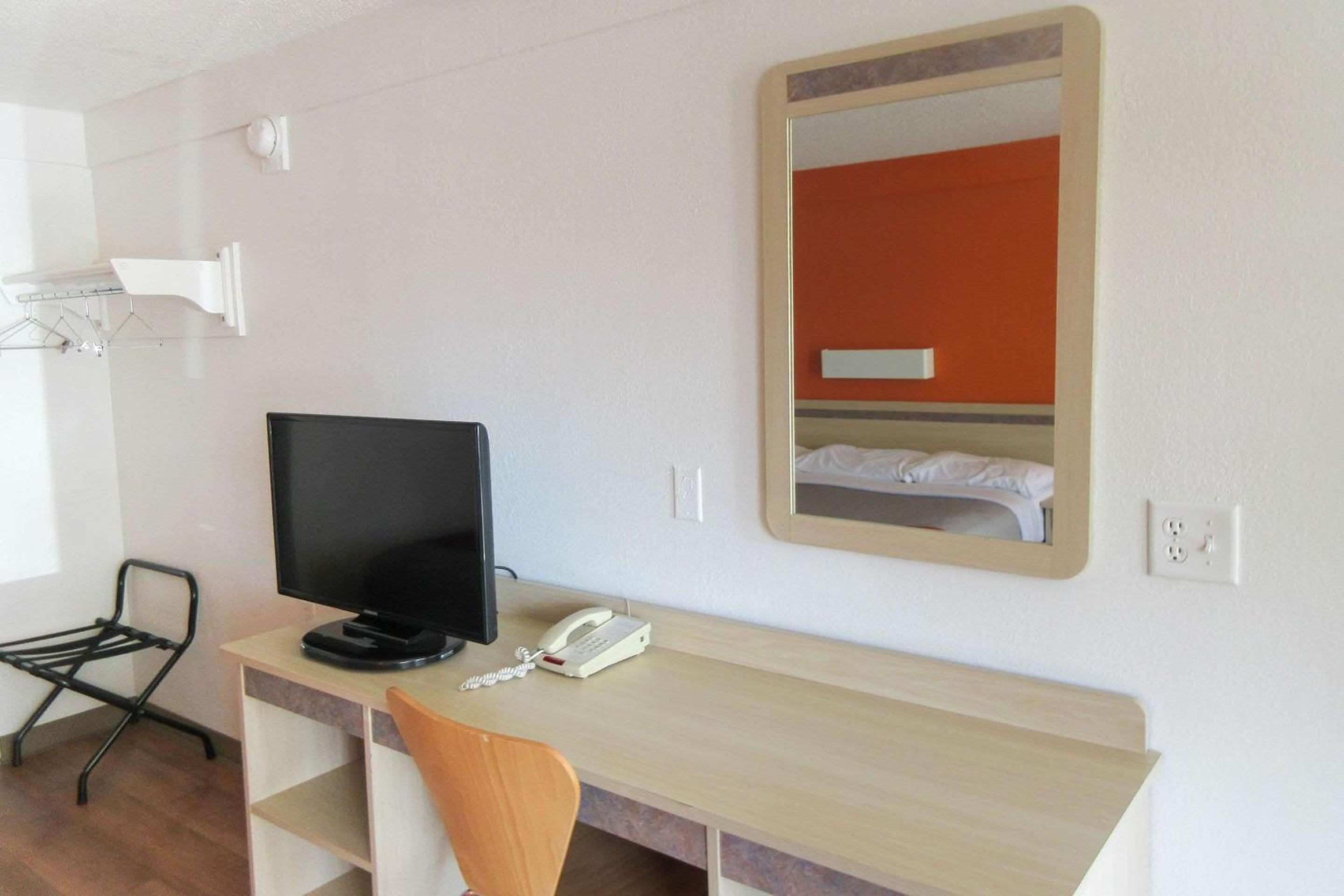 King Room - Accessible/Non-Smoking photo 3