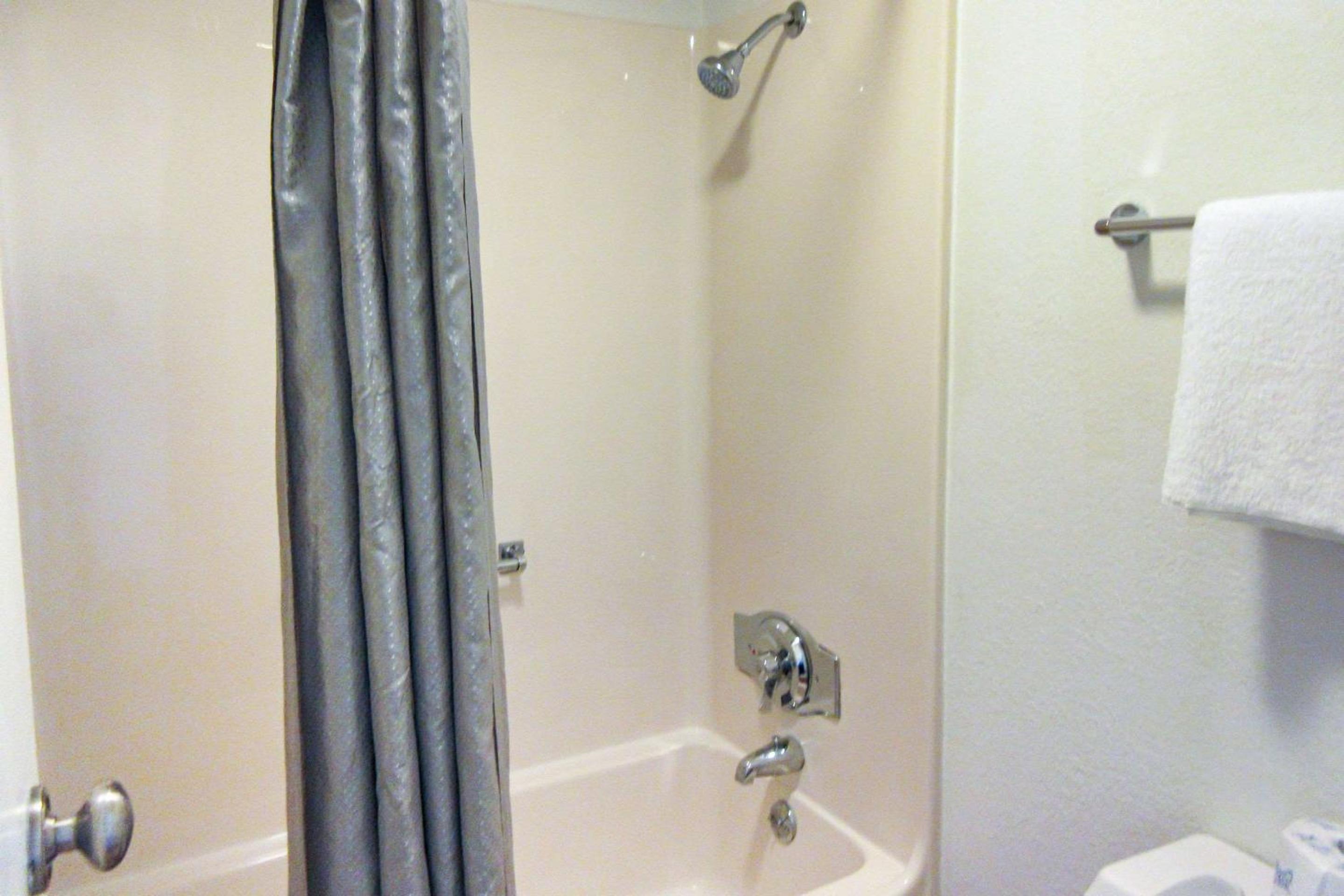 Queen Room with Two Queen Beds - Non-Smoking photo 3