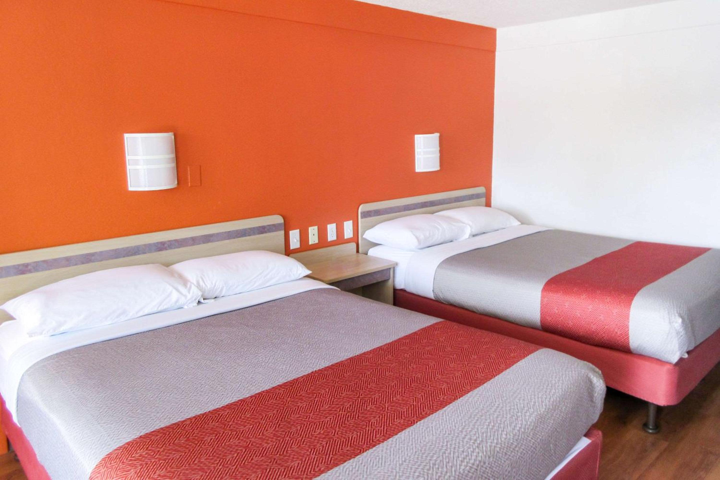 Queen Room with Two Queen Beds - Non-Smoking photo 2