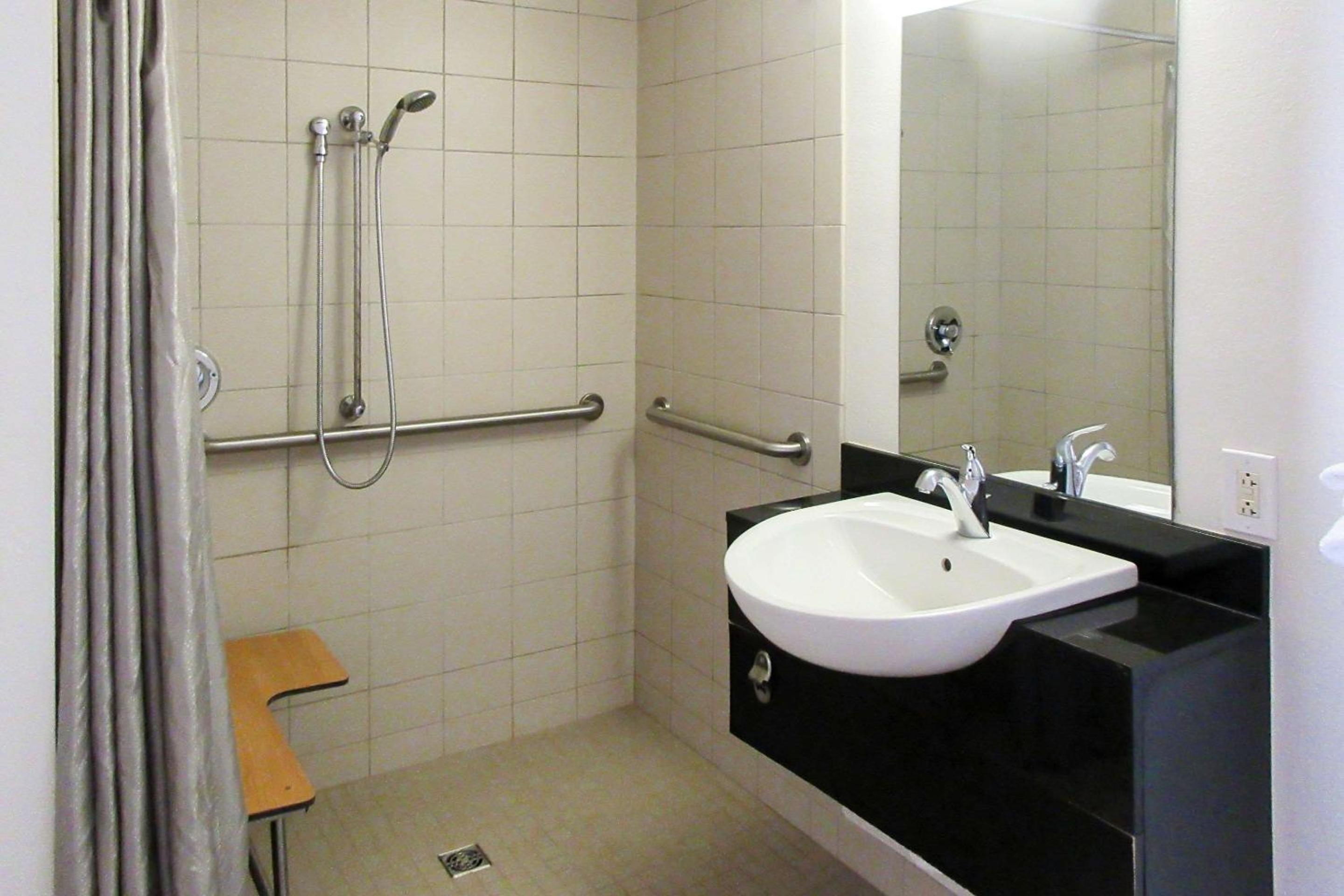 Queen Room - Accessible/Nonsmoking photo 2