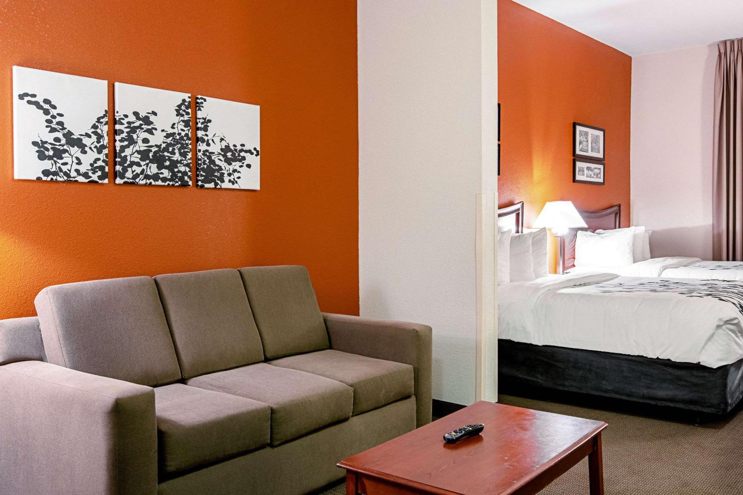 Queen Suite with Two Queen Beds - Non-Smoking - Photo 1
