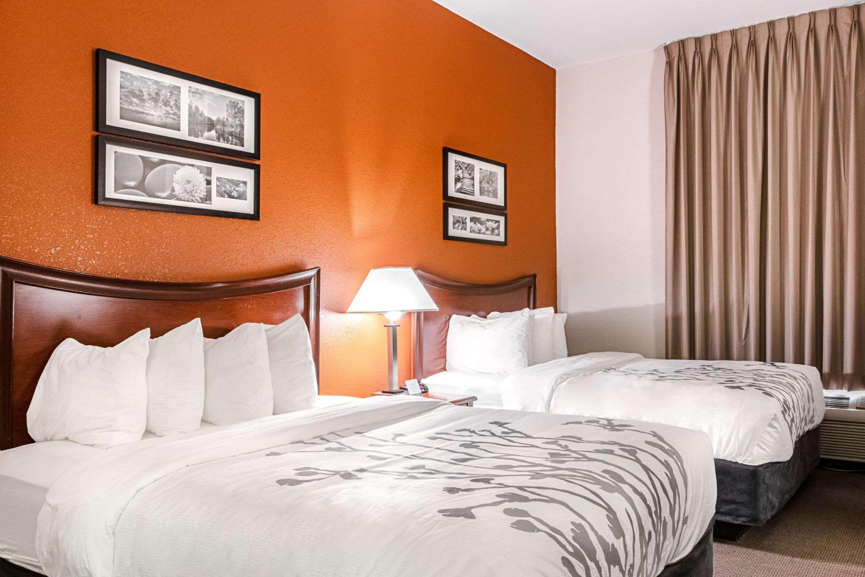 Queen Suite with Two Queen Beds - Non-Smoking - Photo 3