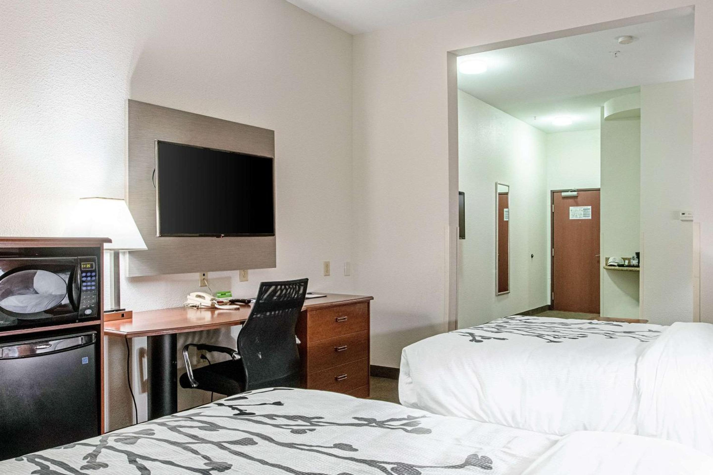 Queen Suite with Two Queen Beds - Non-Smoking - Photo 5