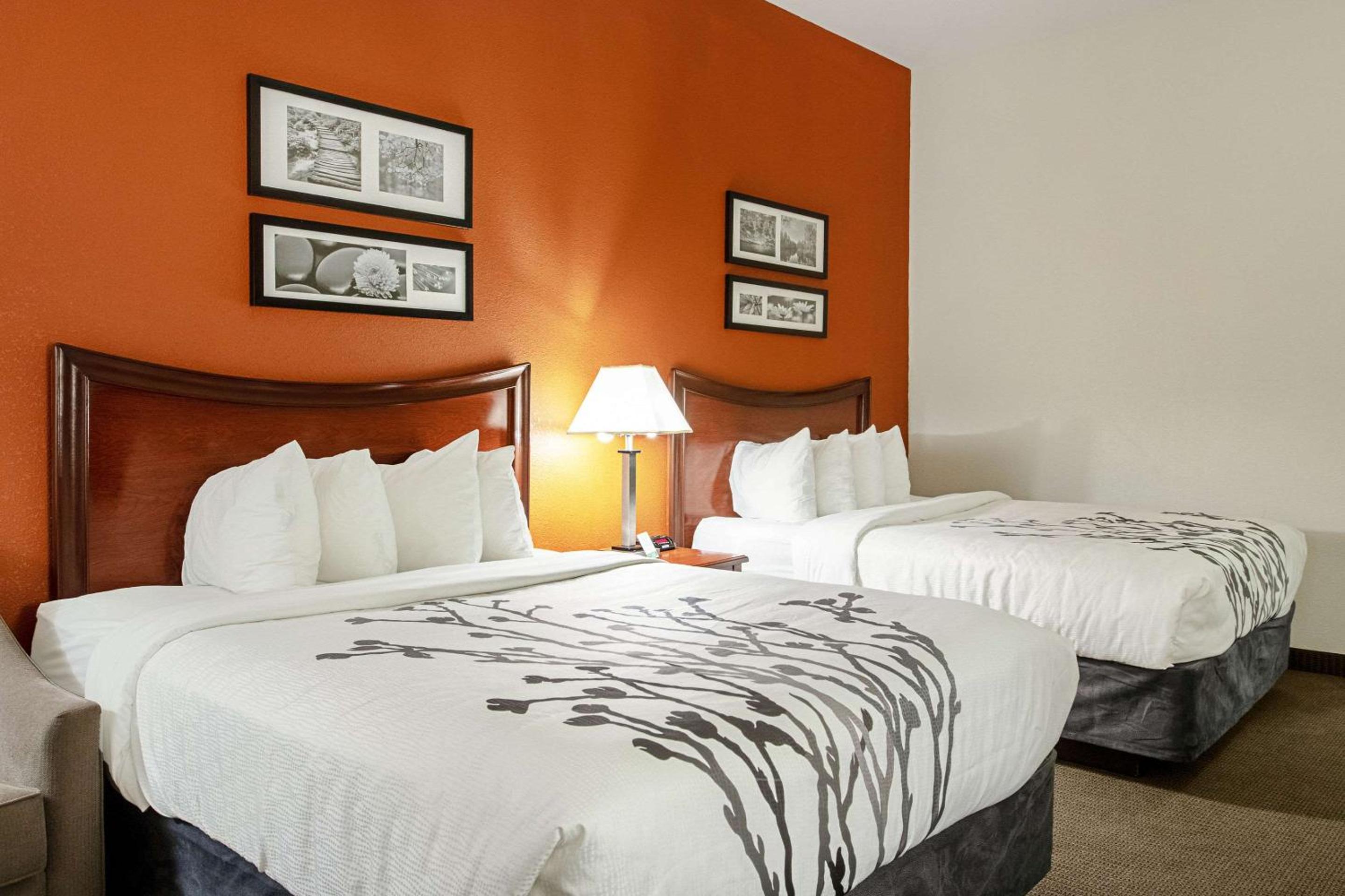Queen Room with Two Queen Beds - Non-Smoking - Photo 1