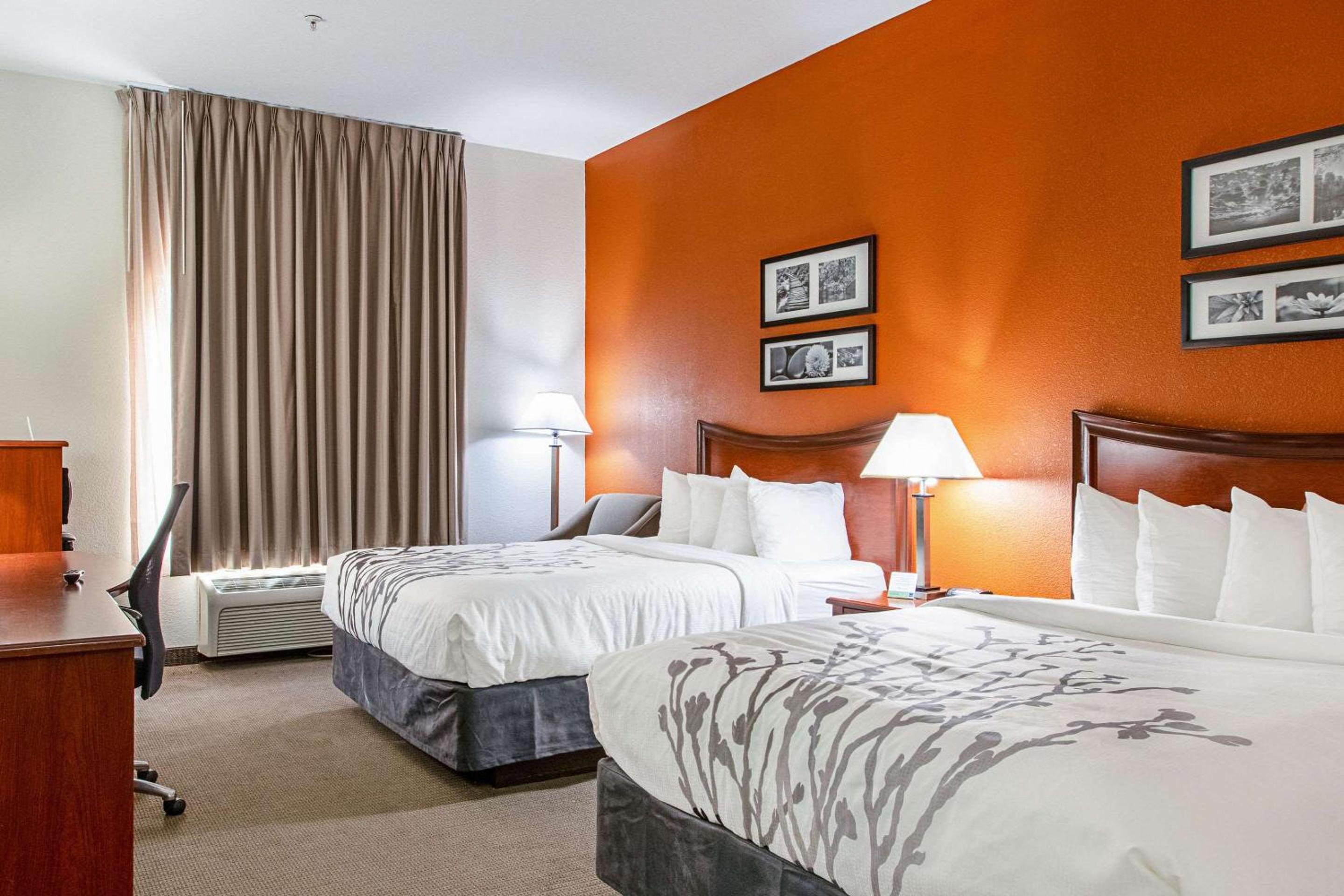 Queen Room with Two Queen Beds - Non-Smoking - Photo 2