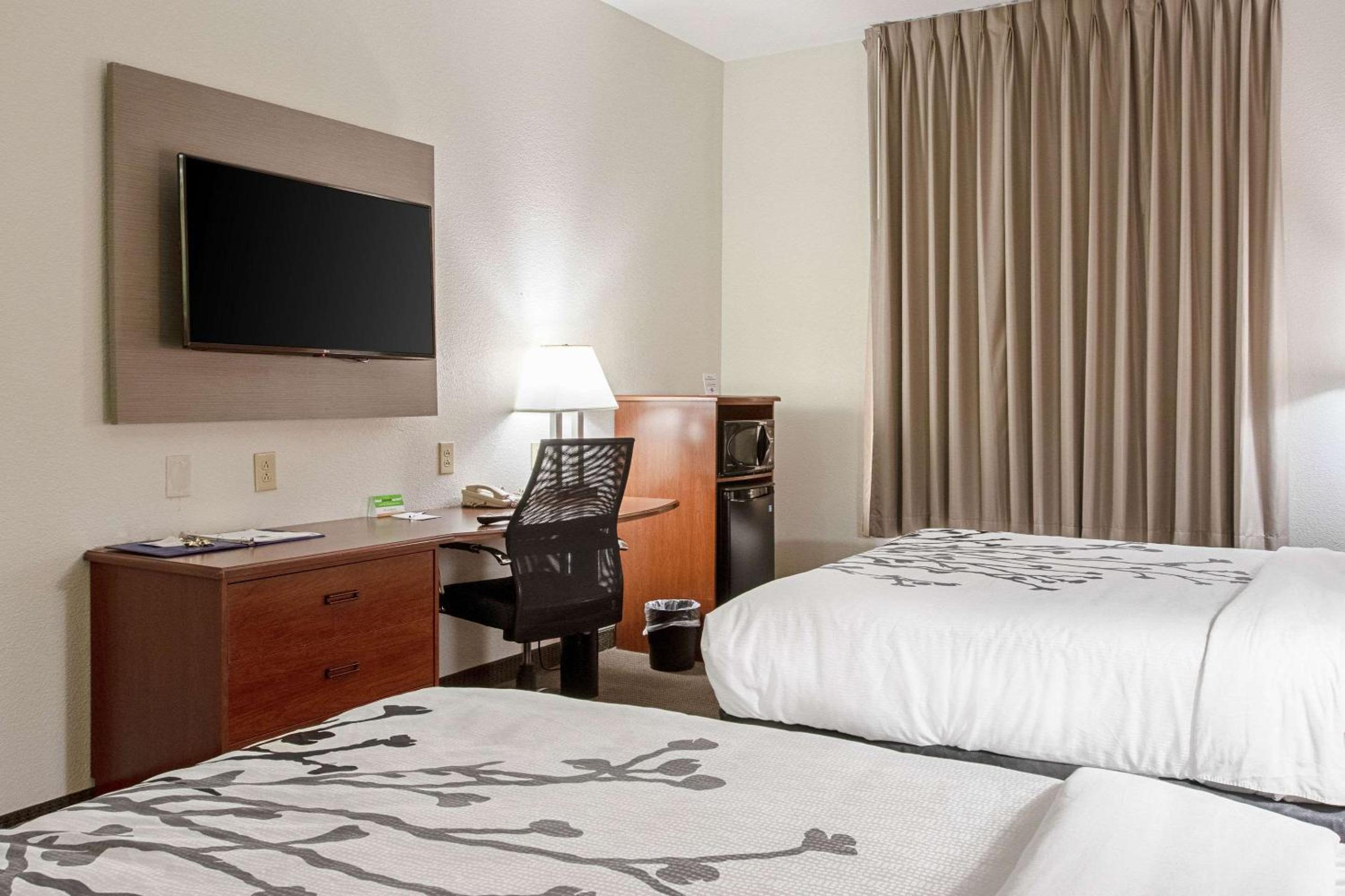 Queen Room with Two Queen Beds - Non-Smoking - Photo 3