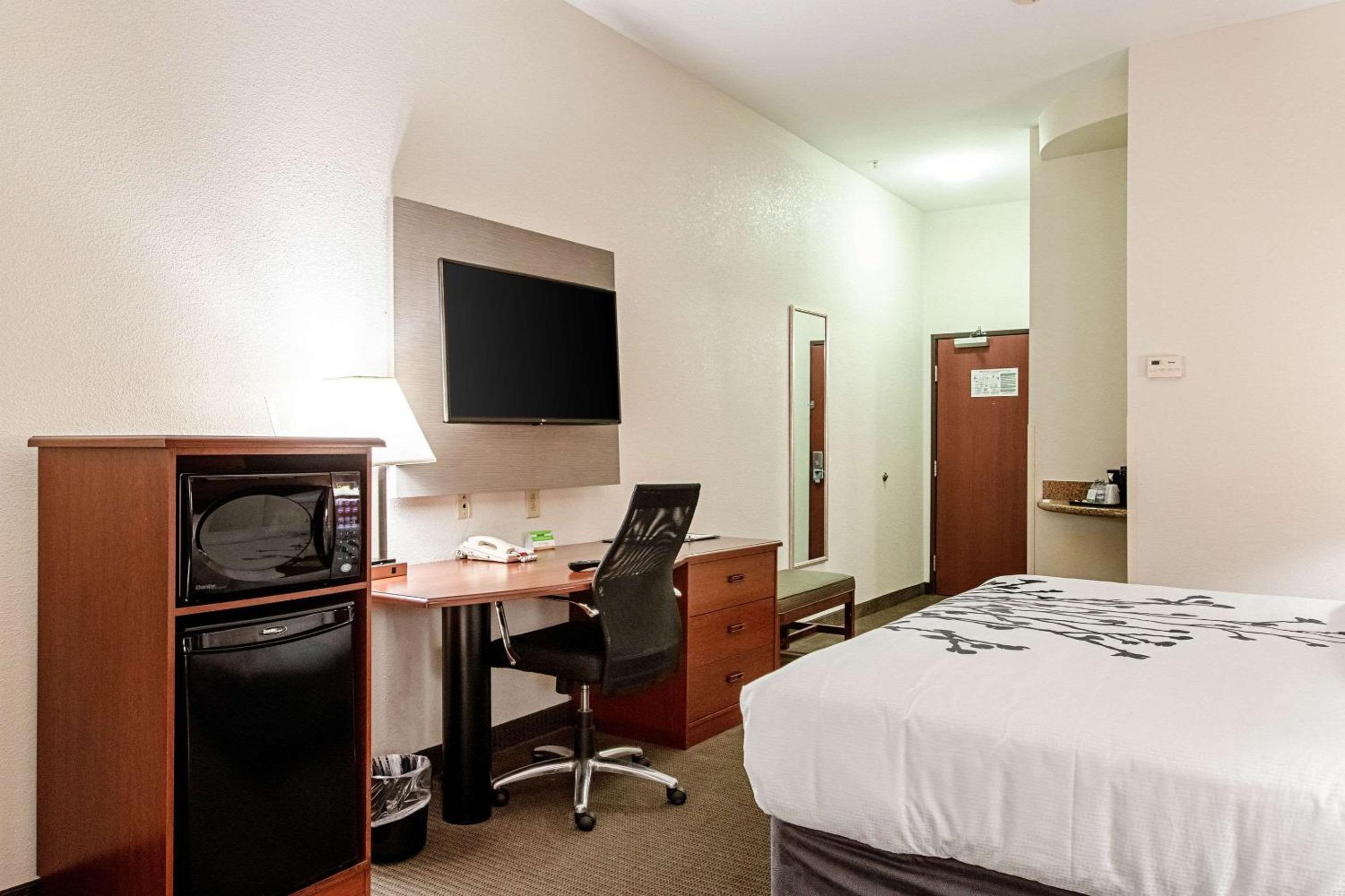 King Room - Non-Smoking - Photo 2