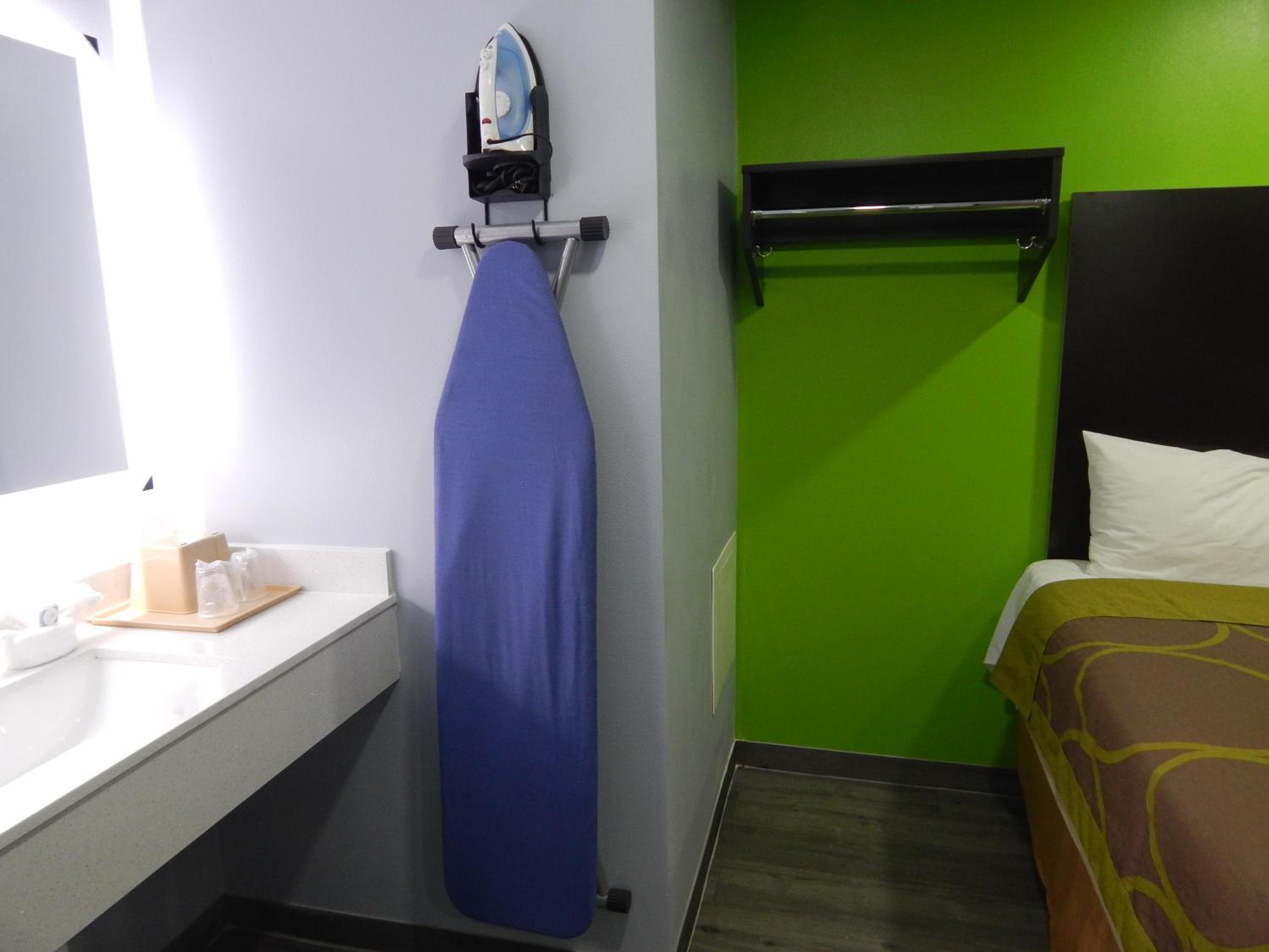 Standard King Room - Photo 9