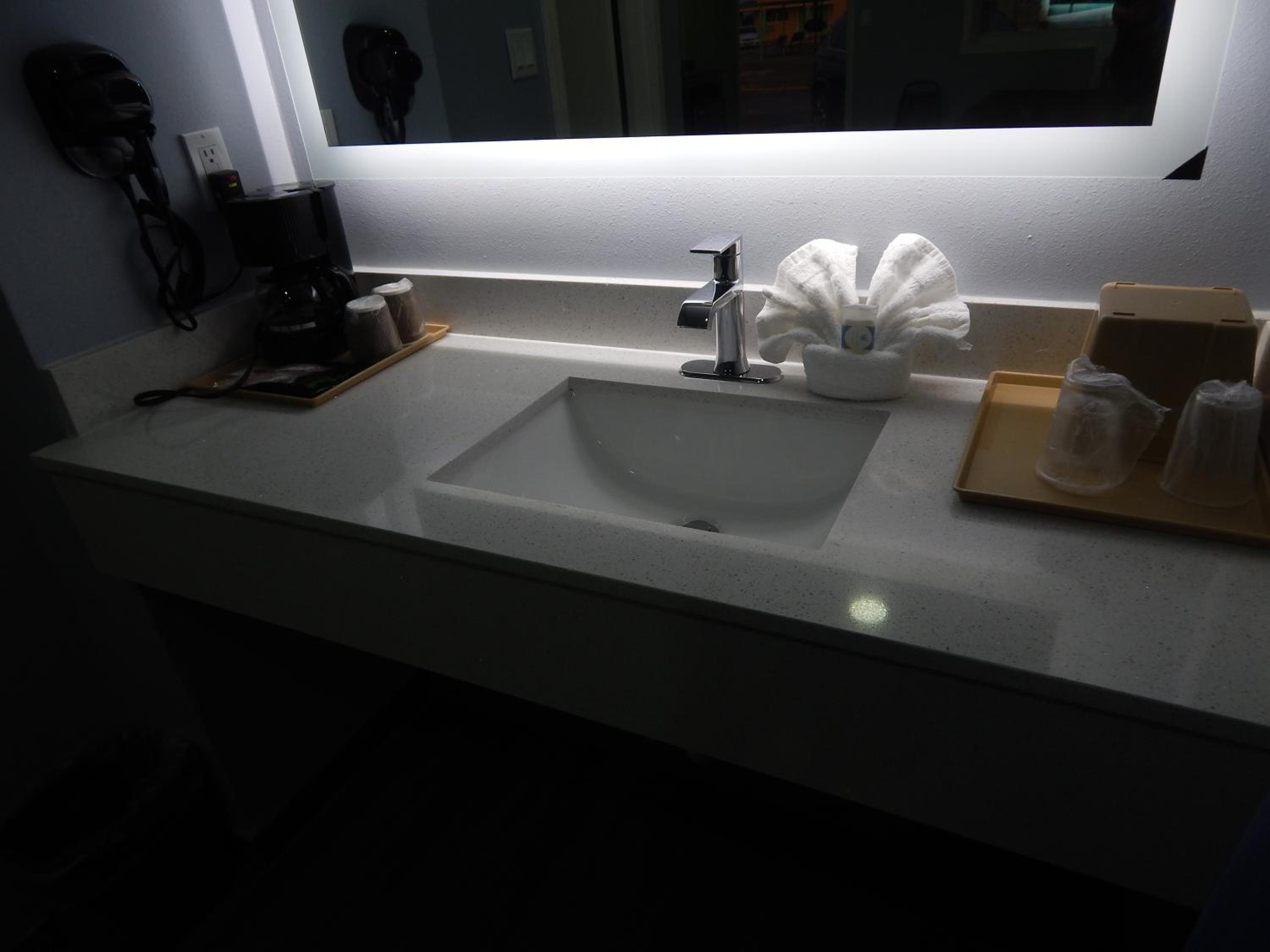 Standard King Room - Photo 8