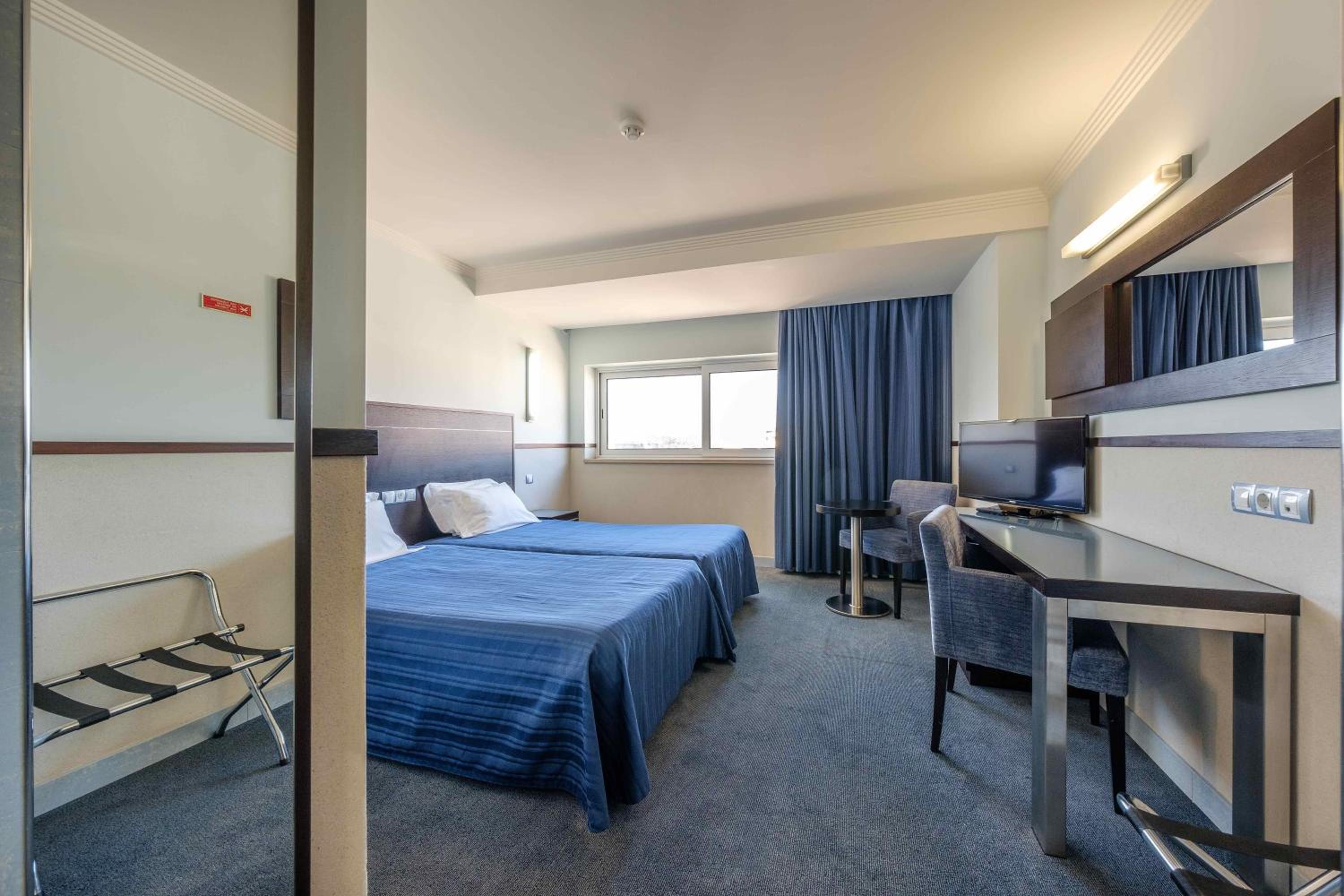 Twin Room - Photo 11