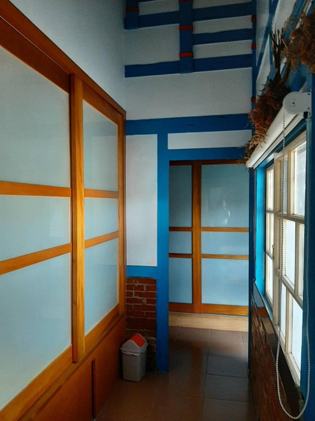 Family Room with Shared Bathroom photo 2