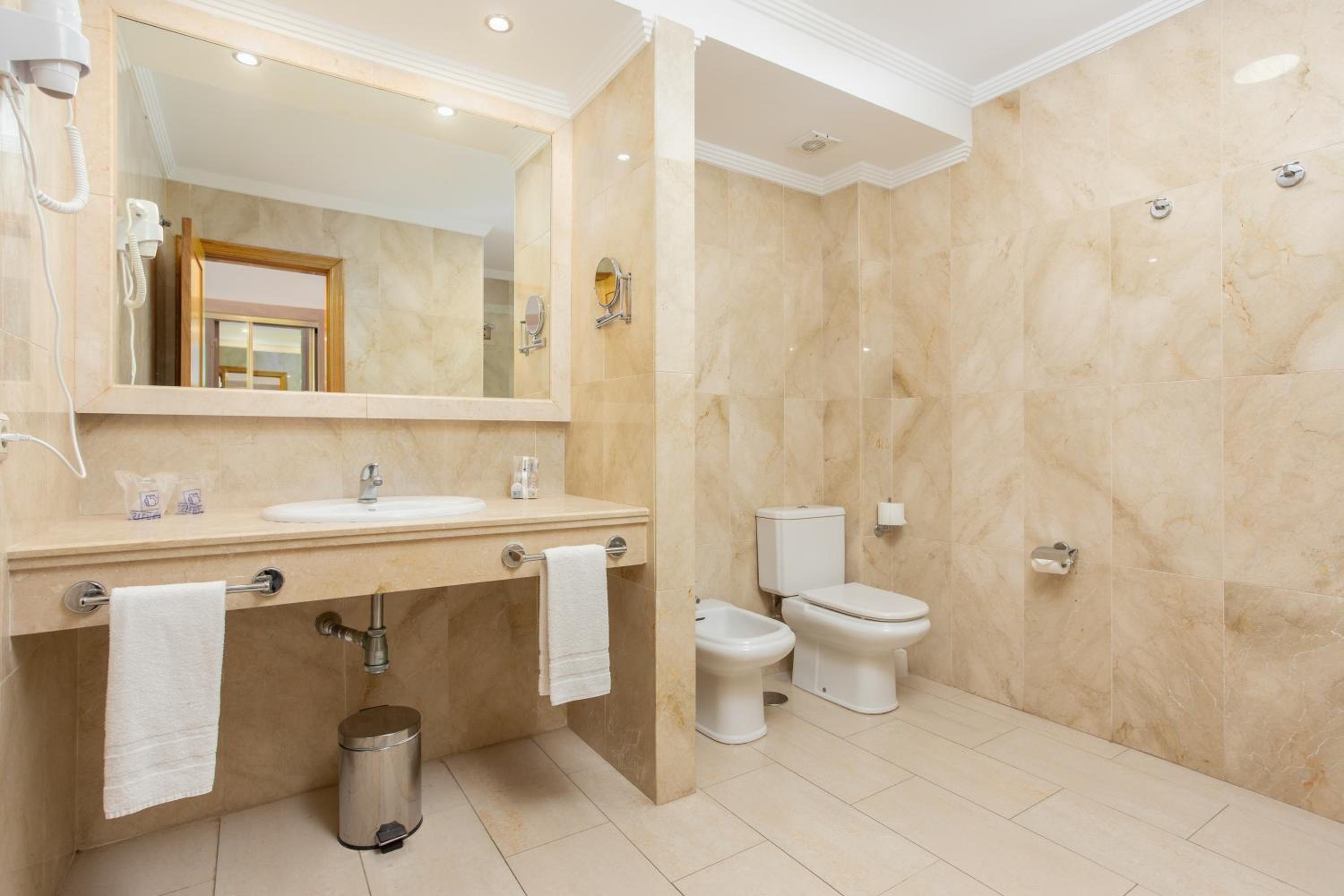 Standard Double or Twin Room photo 2