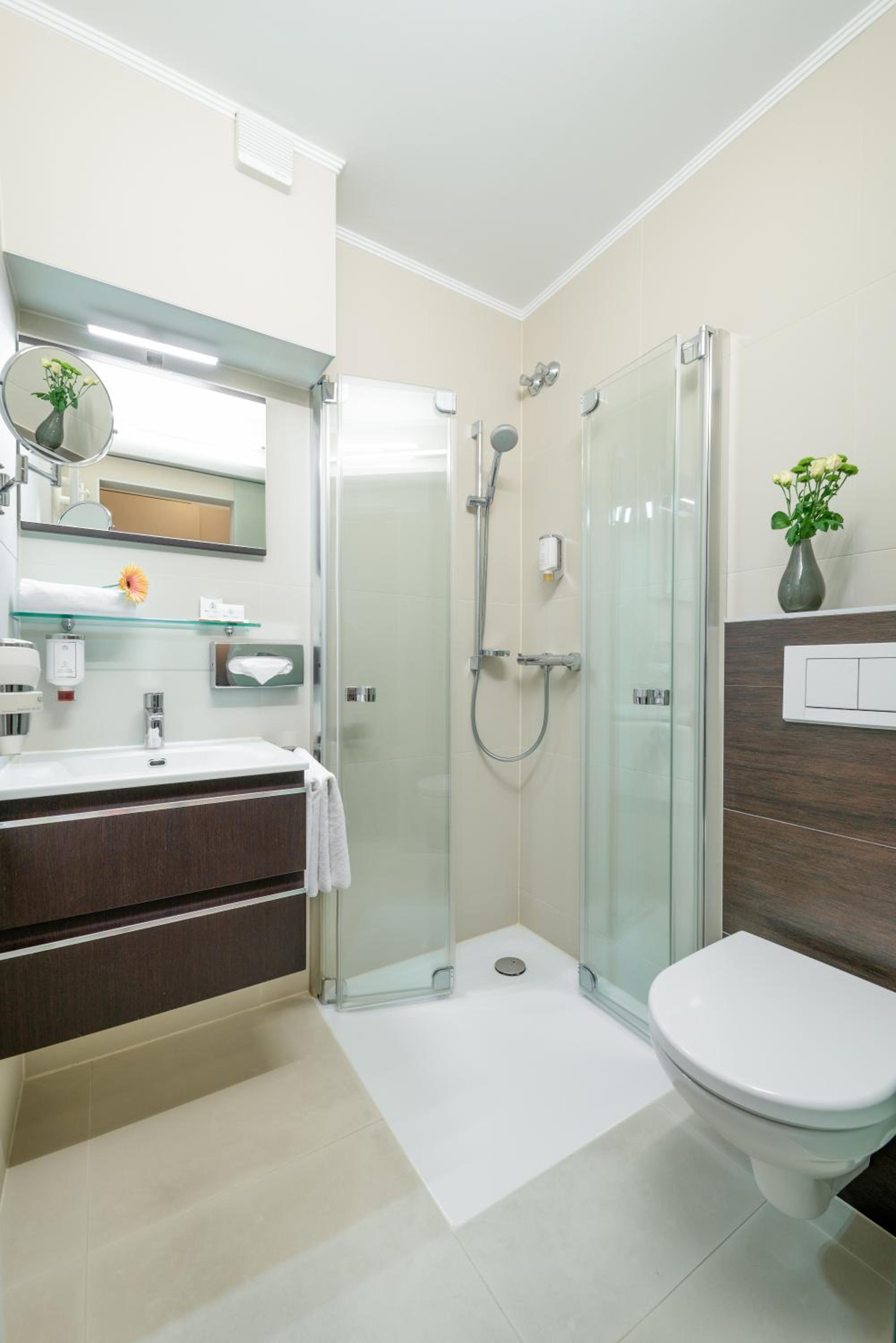 Standard Twin Room - Photo 4