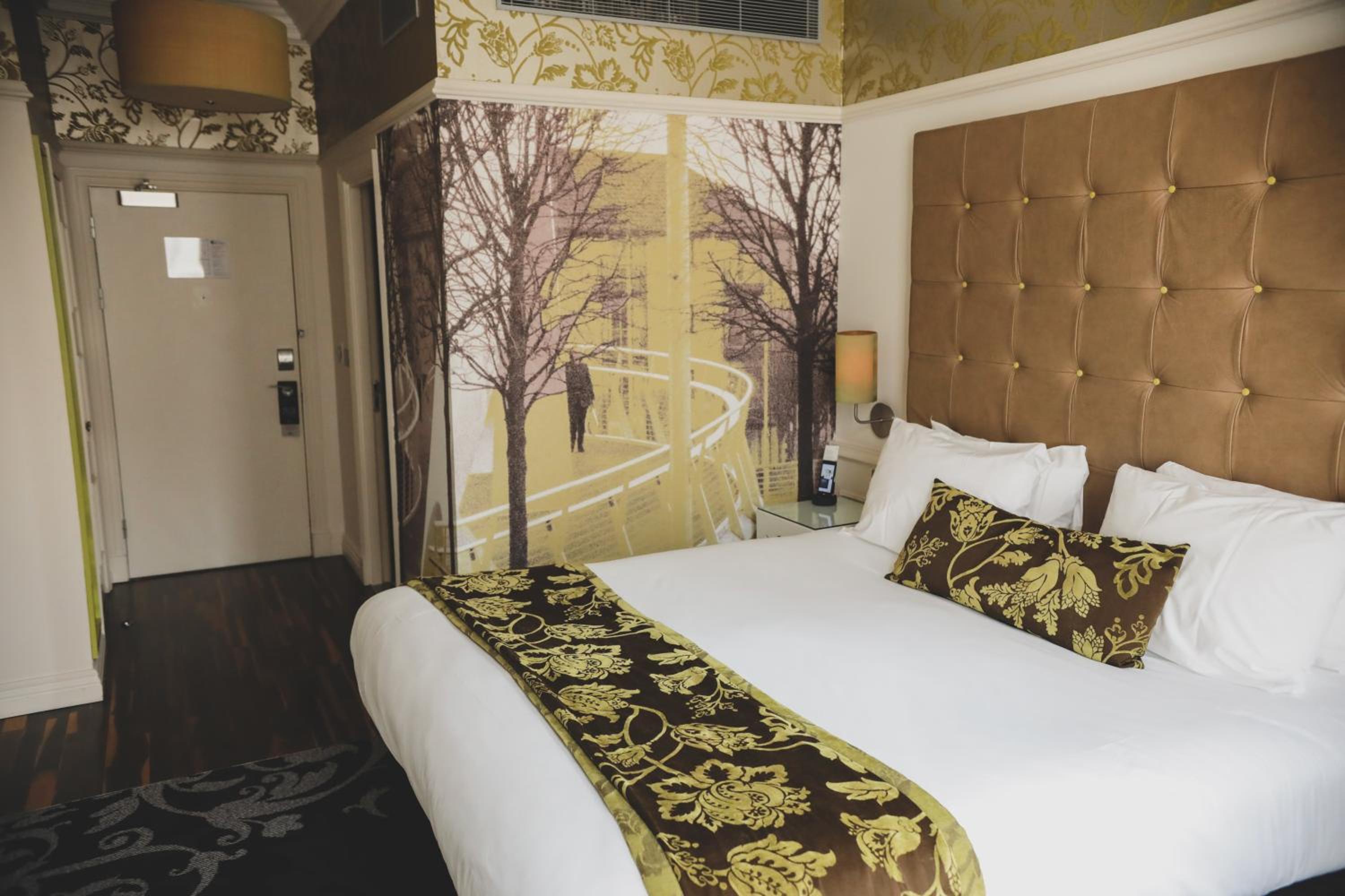 Standard King Room - Photo 11