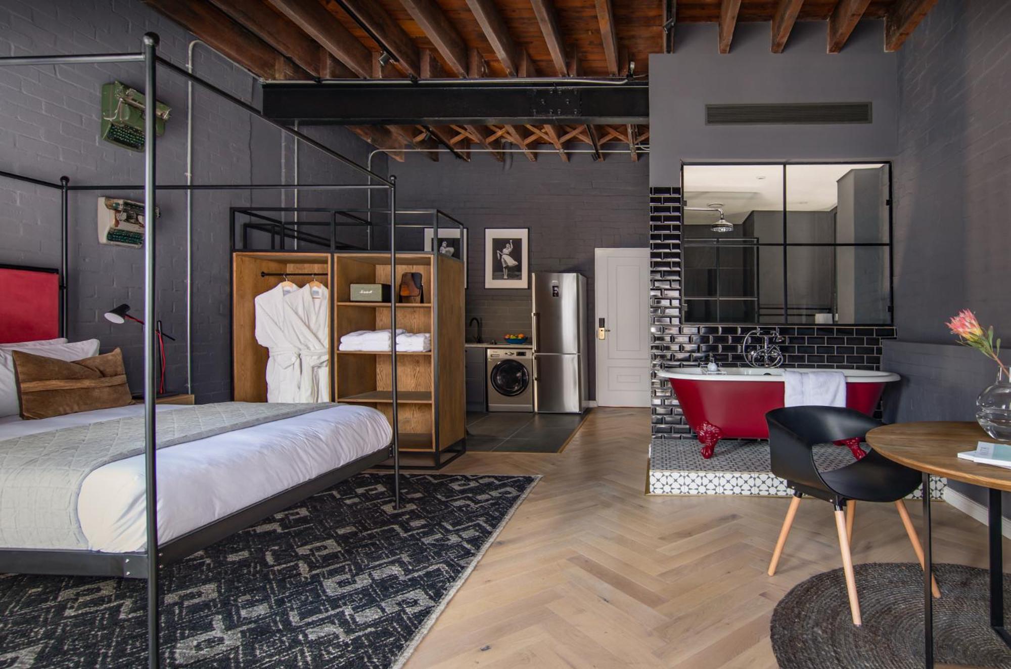 Master Suite with Four Poster Bed, Bath Tub and Kitchenette