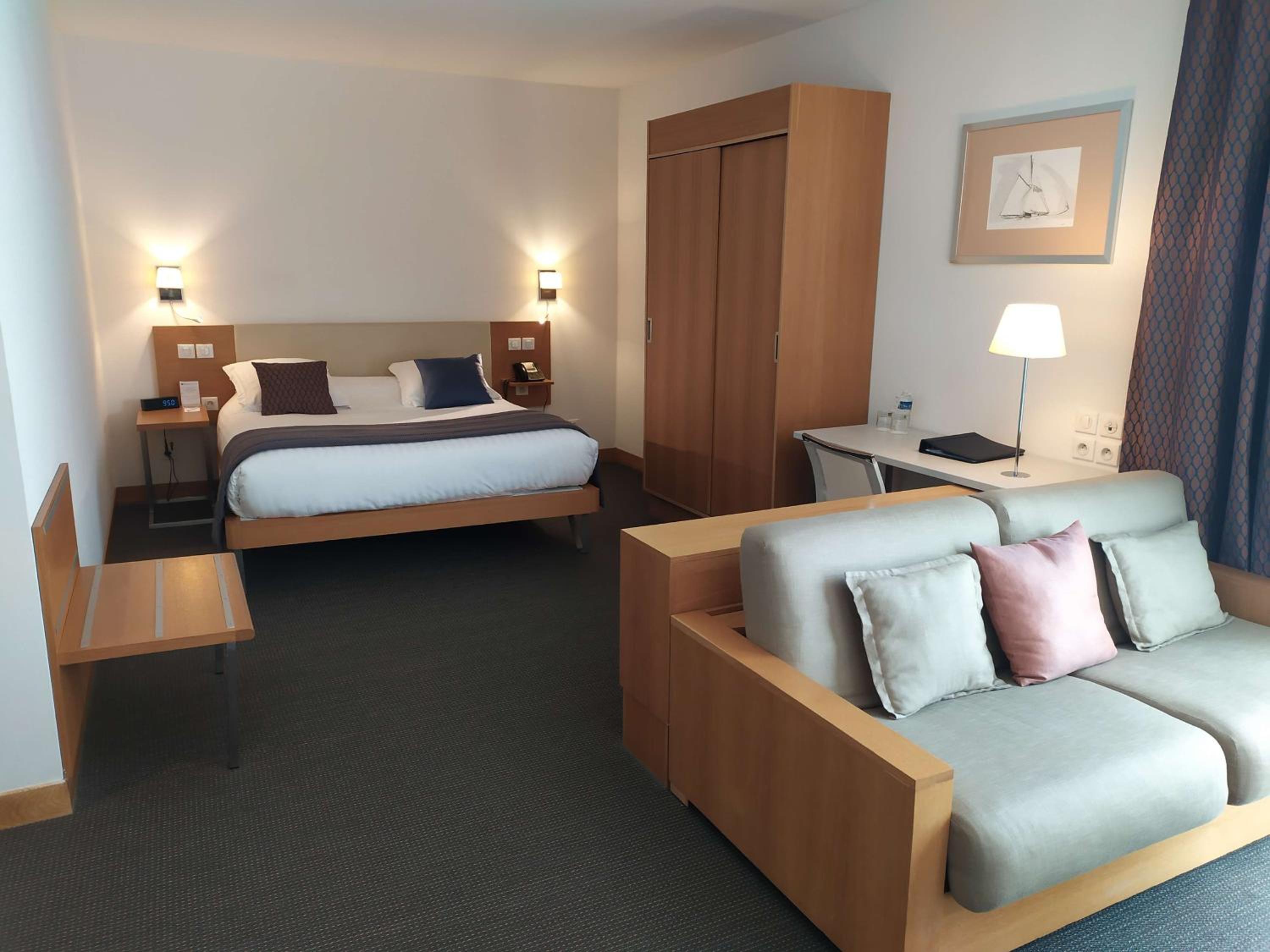 Junior Queen Suite - Photo 1