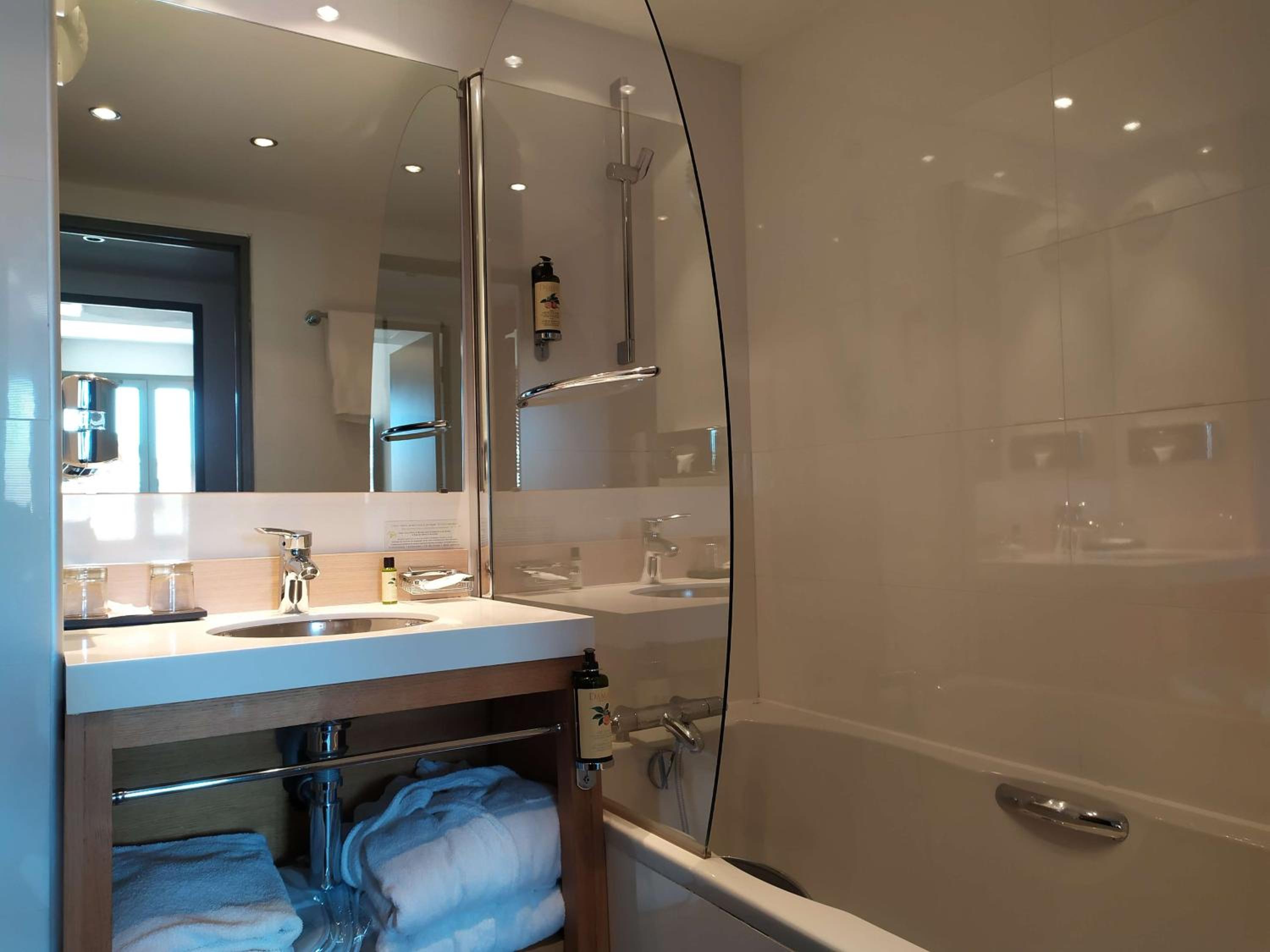 Queen Suite with Sofa Bed - Photo 4