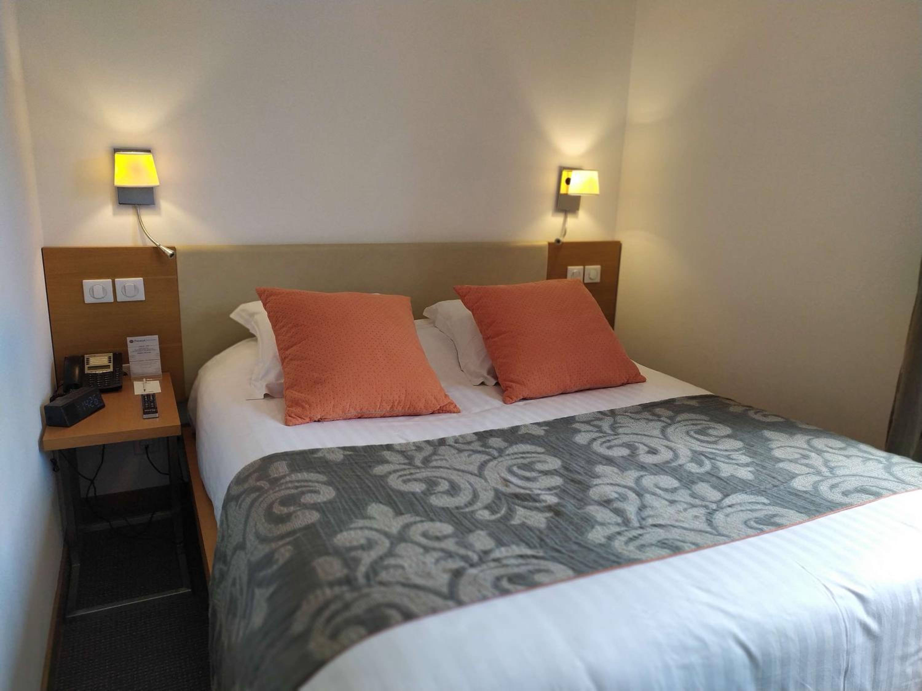 Queen Suite with Sofa Bed - Photo 1