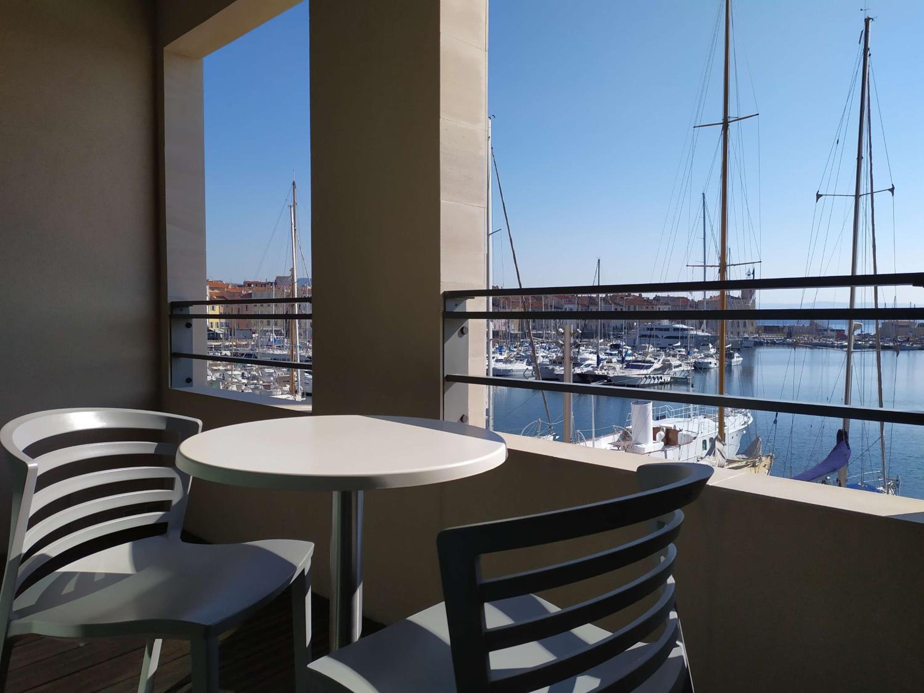 Junior Queen Suite with Sea View - Photo 2