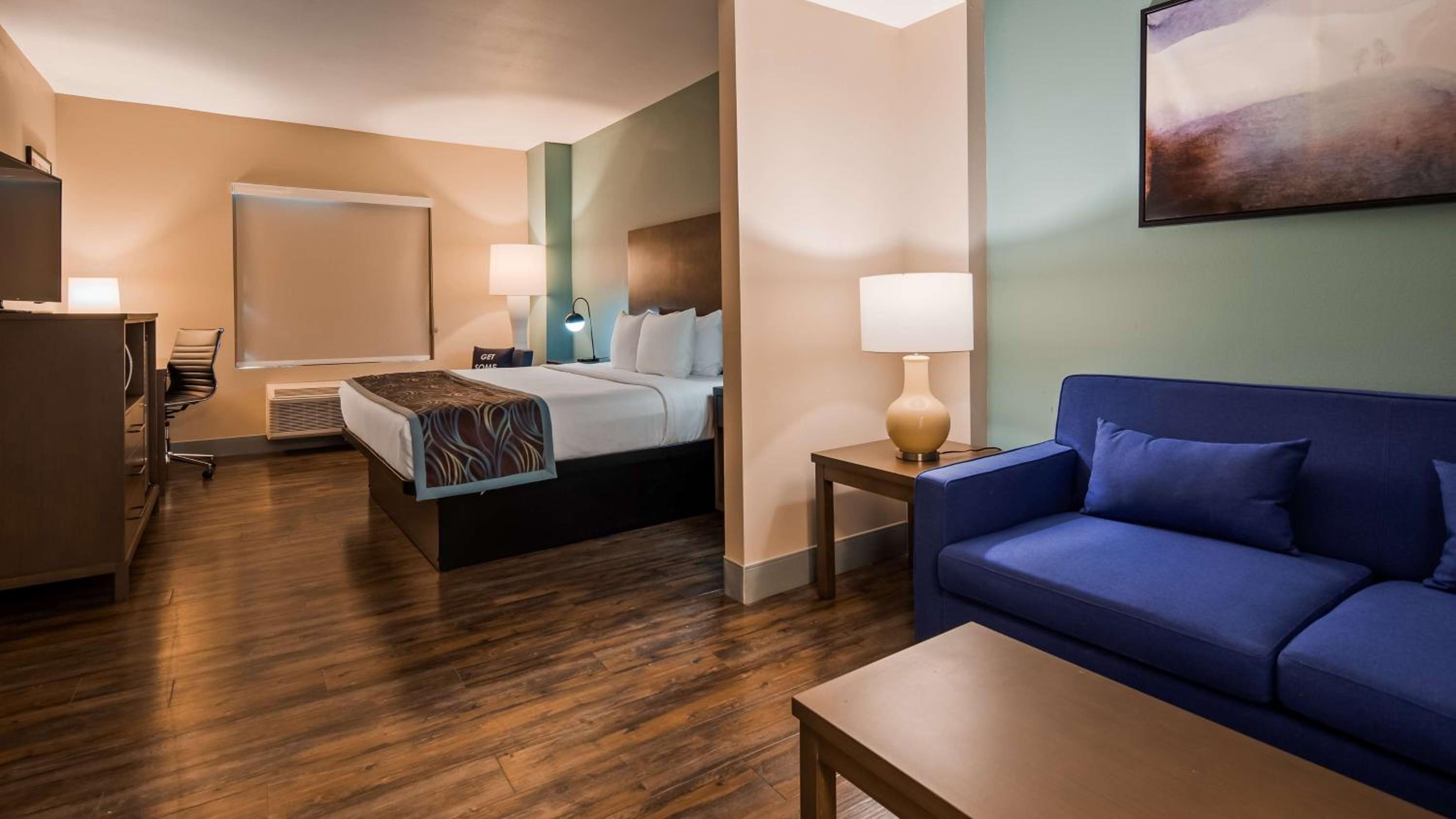 King Suite with Sofa Bed - Non-Smoking - Photo 3