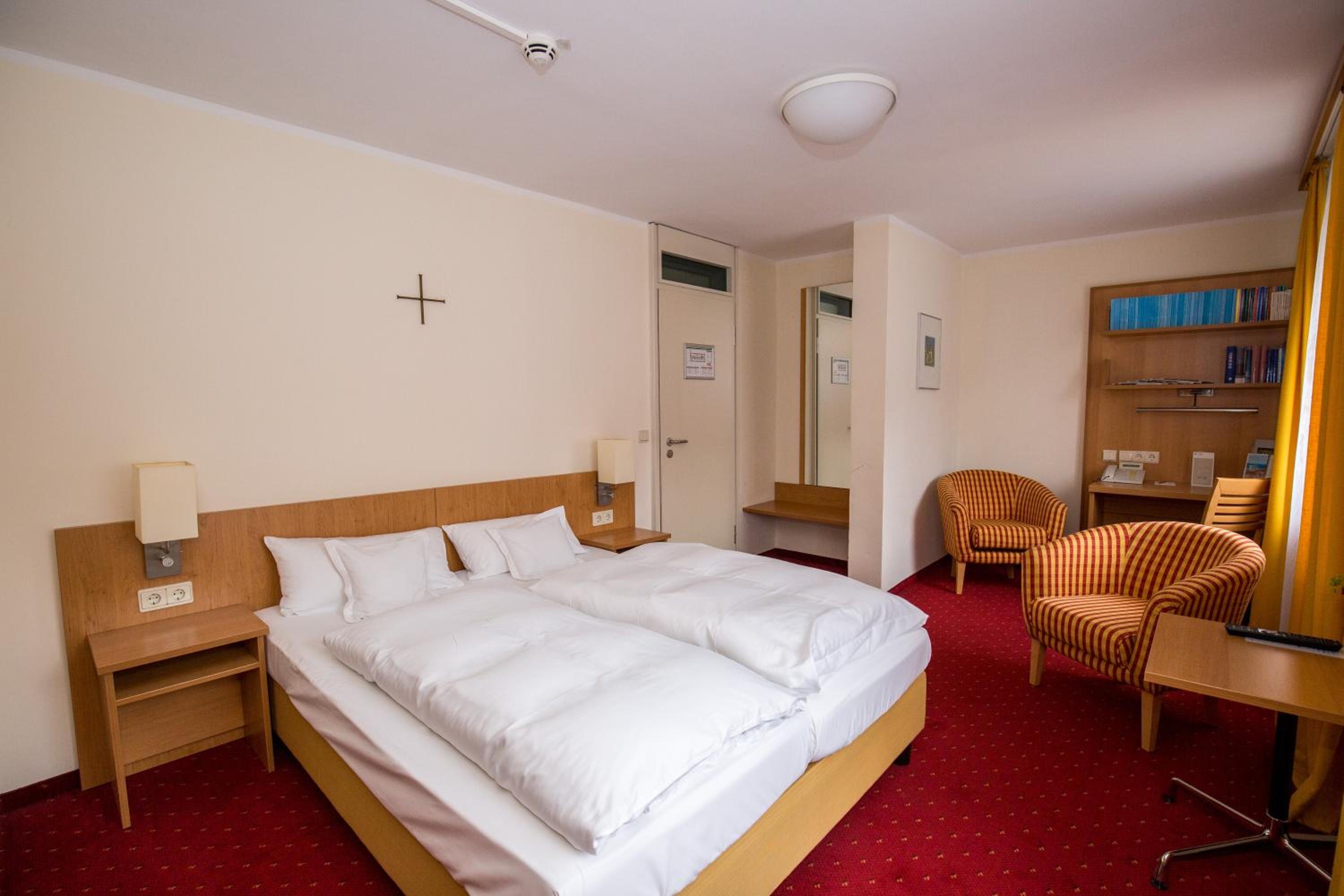 Double Room with Private Bathroom - Kardinal Wendel House