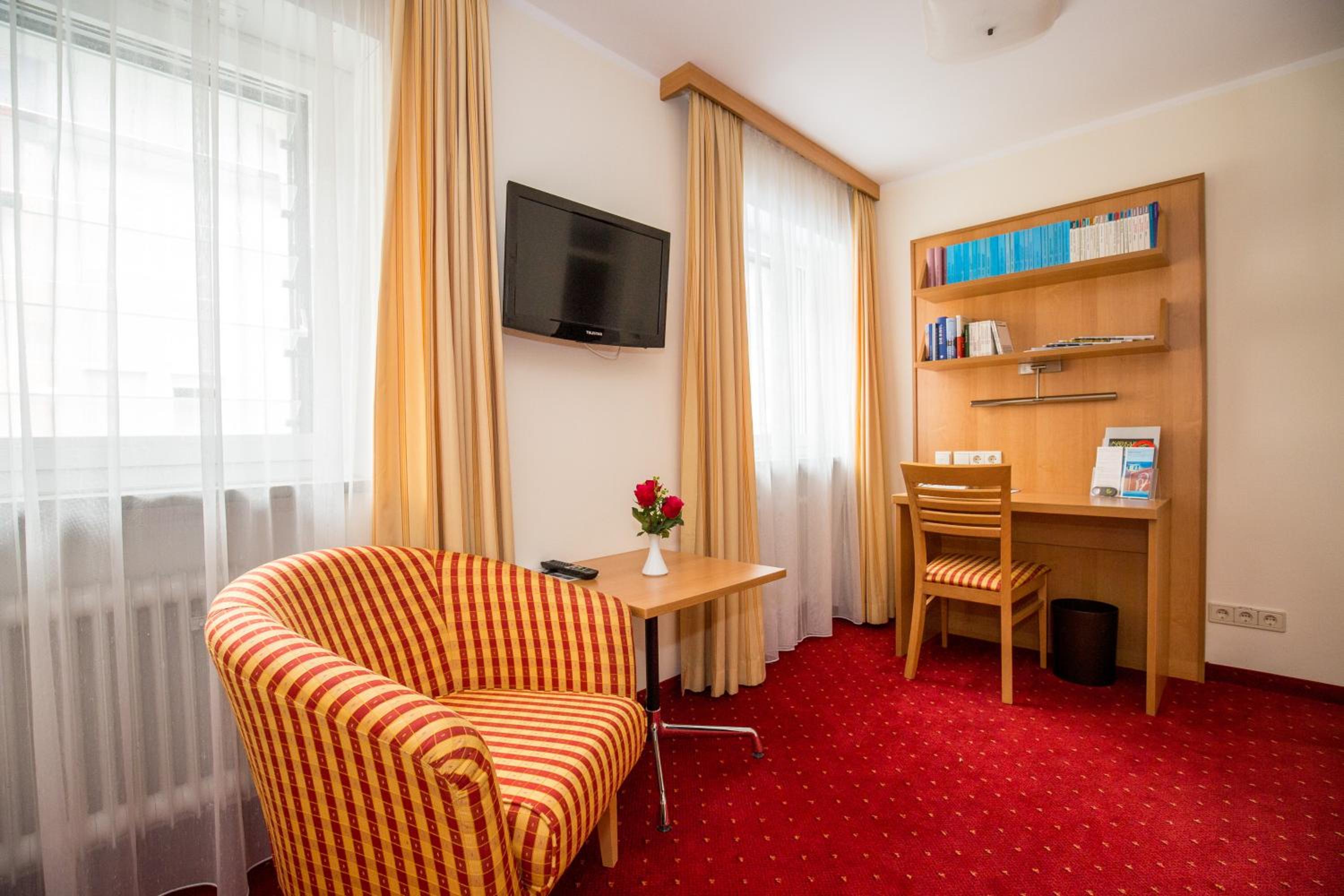 Single Room with Shower - Kardinal Wendel House