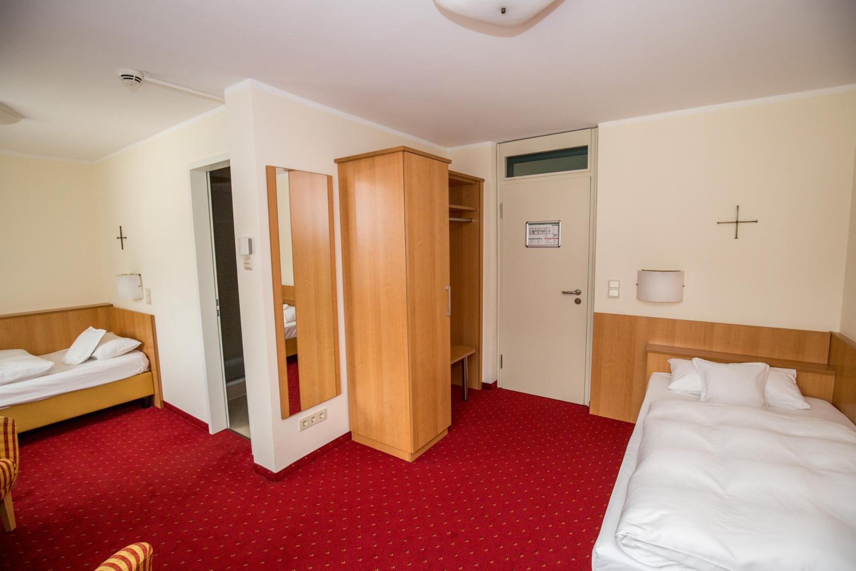 Double Room with Private Bathroom - Kardinal Wendel House