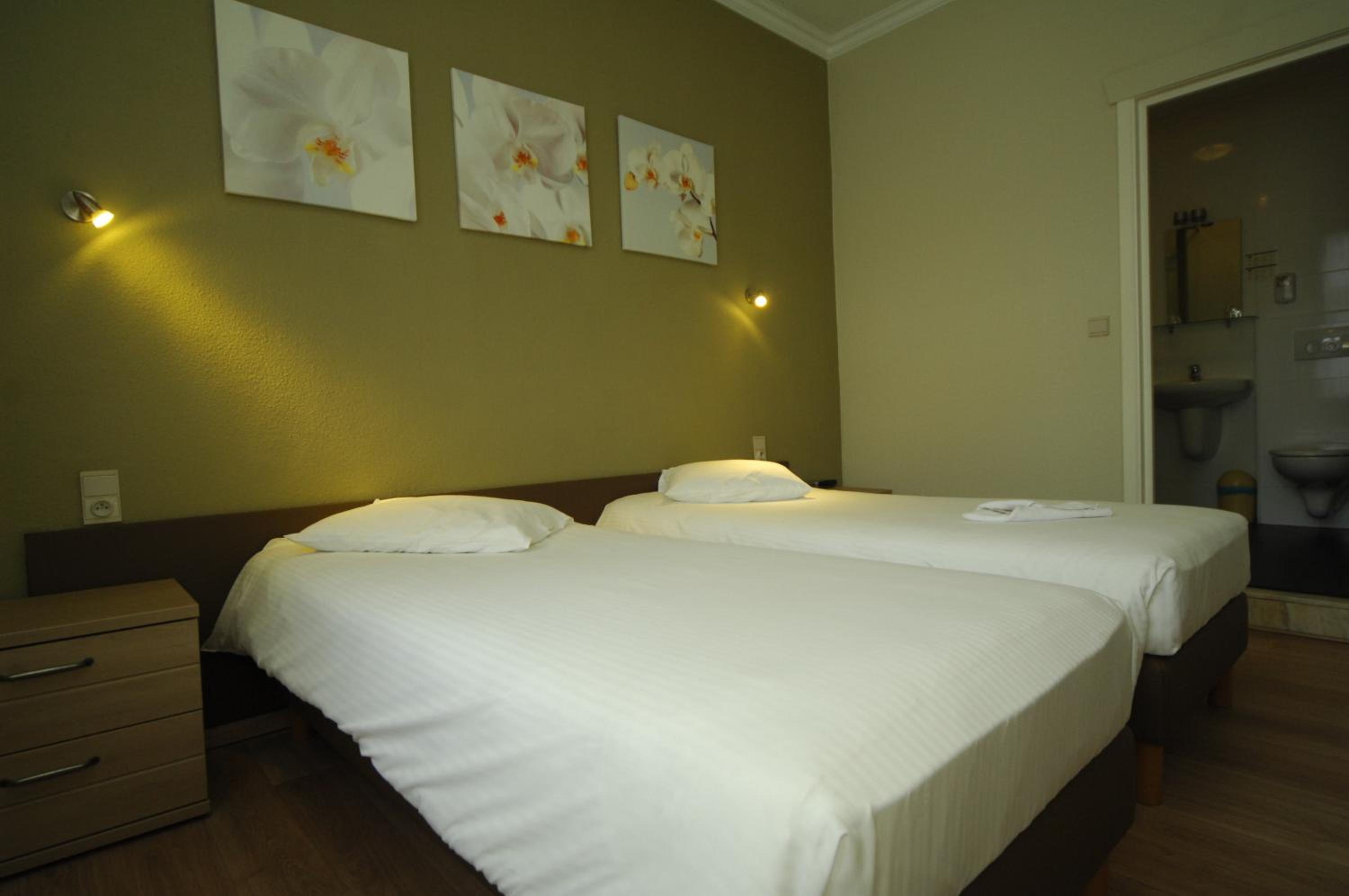 Twin Room with Street View - Photo 1