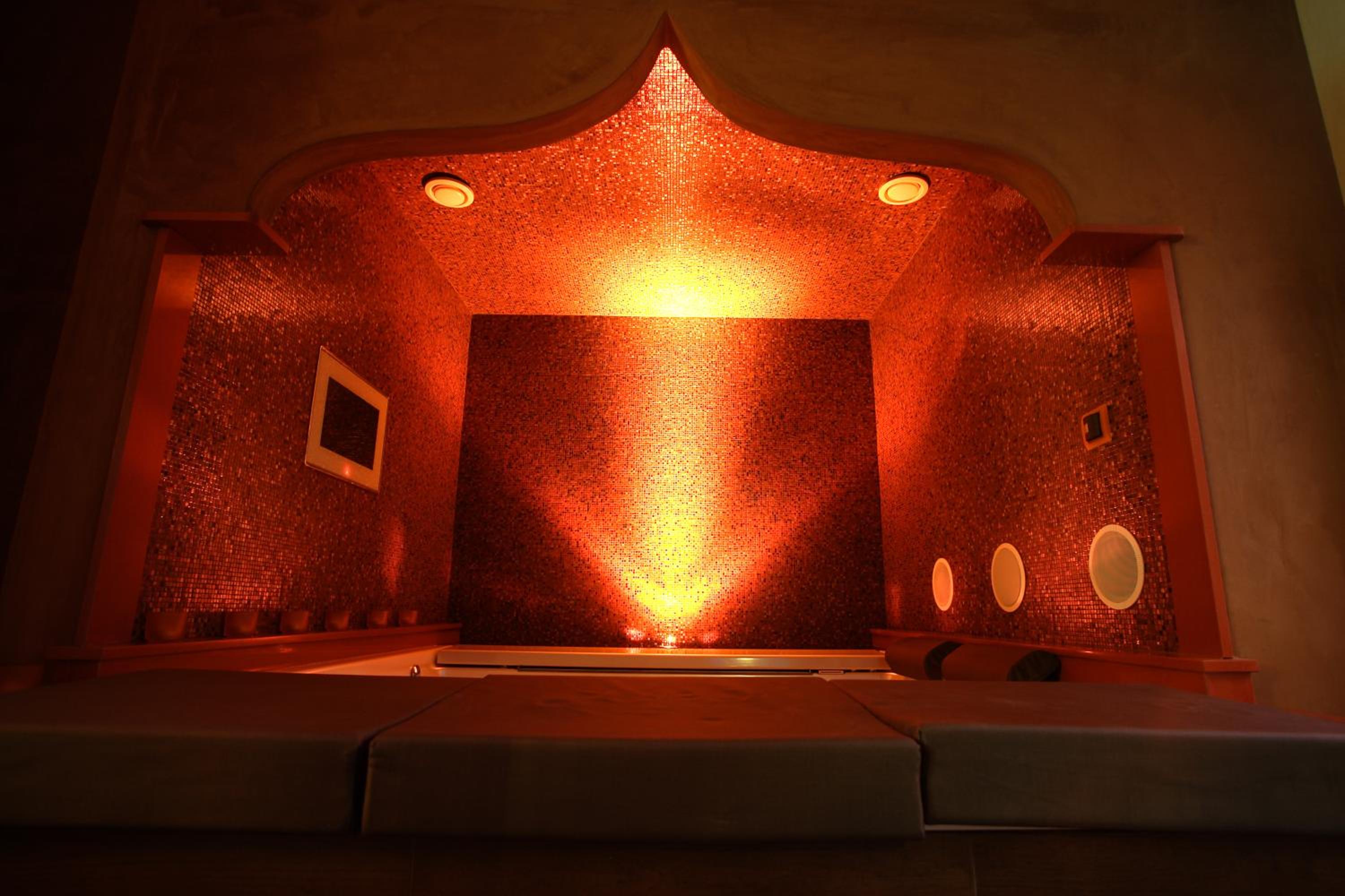 Suite with Spa Access photo 1
