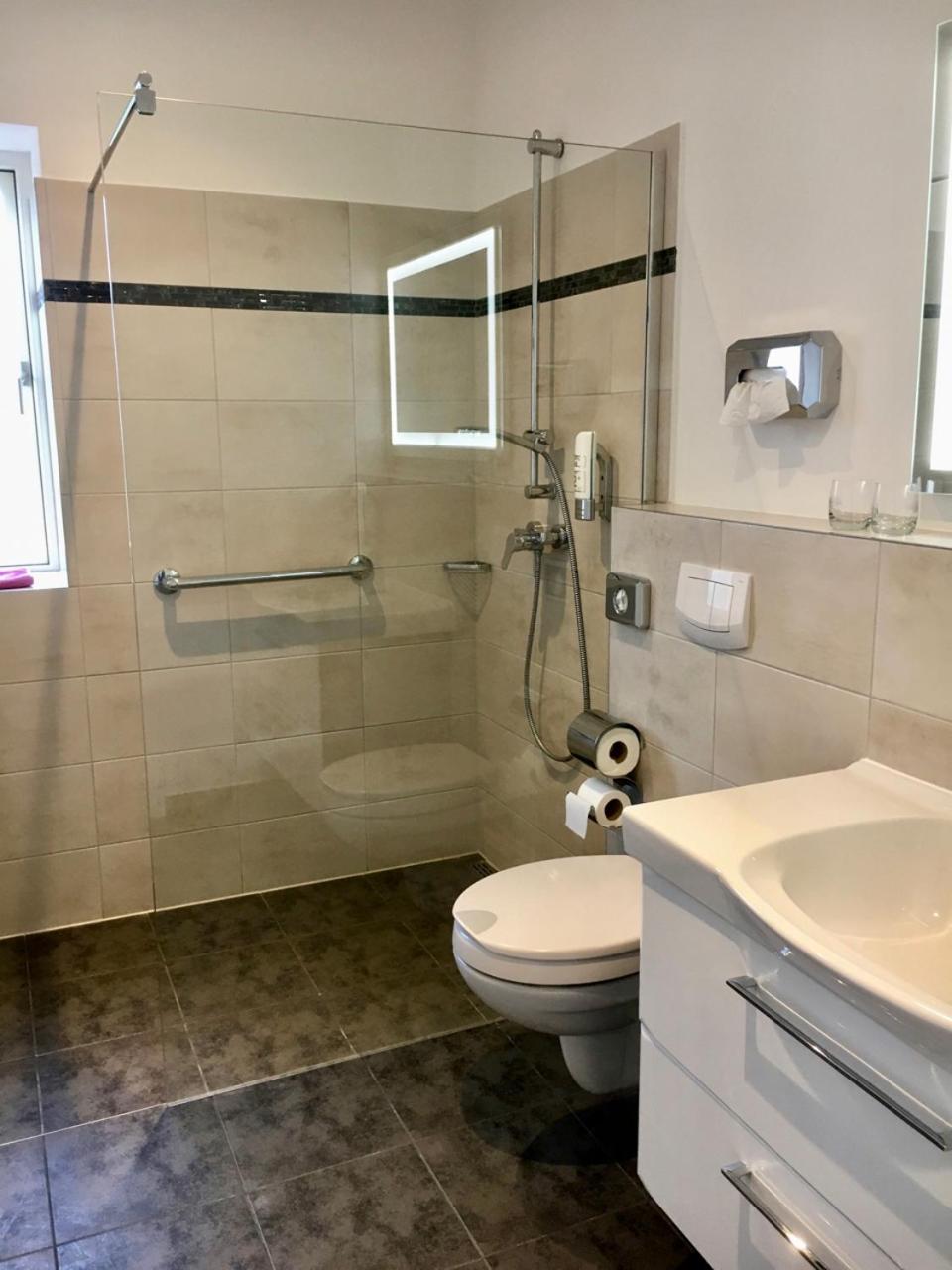 Double Room - Disability Access - Photo 6