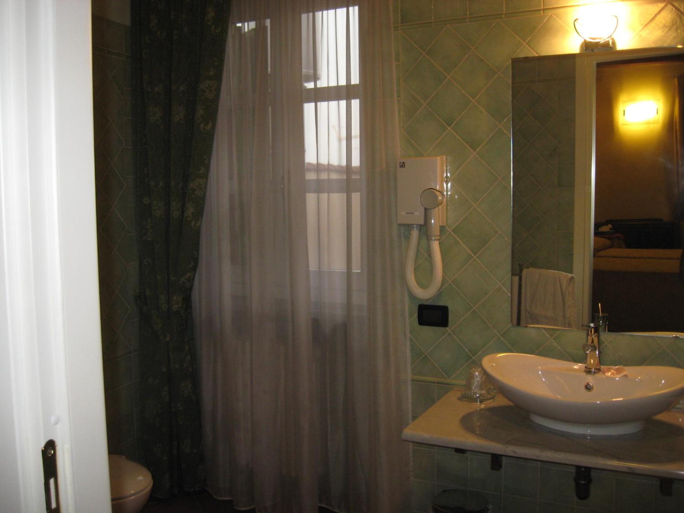 Twin Room - Photo 5