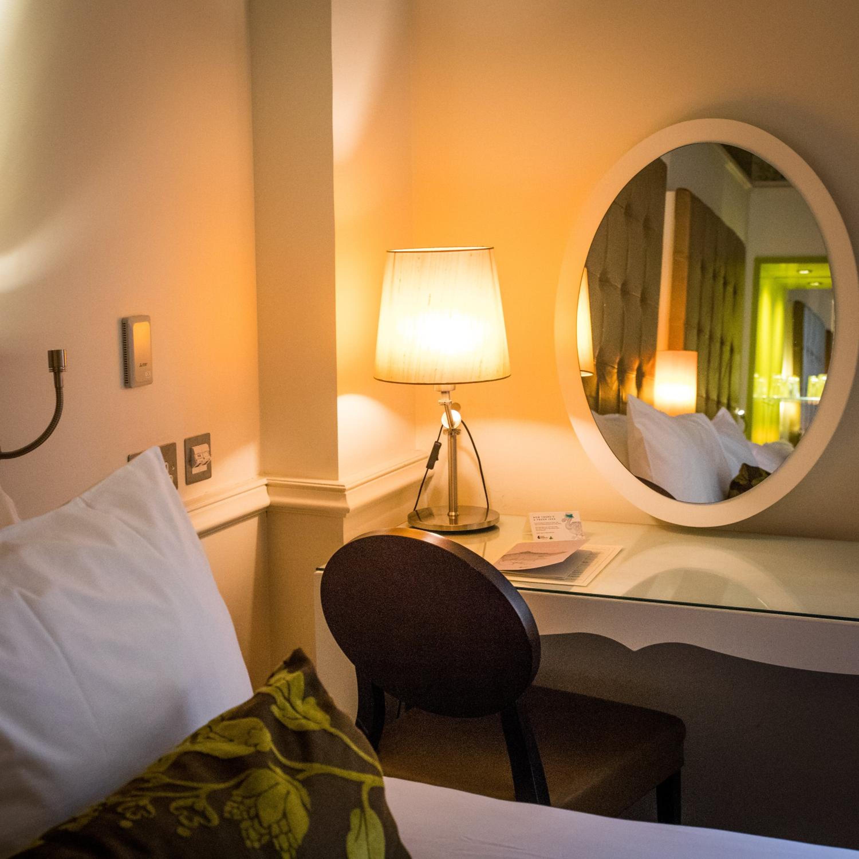Premium King Room - Photo 11