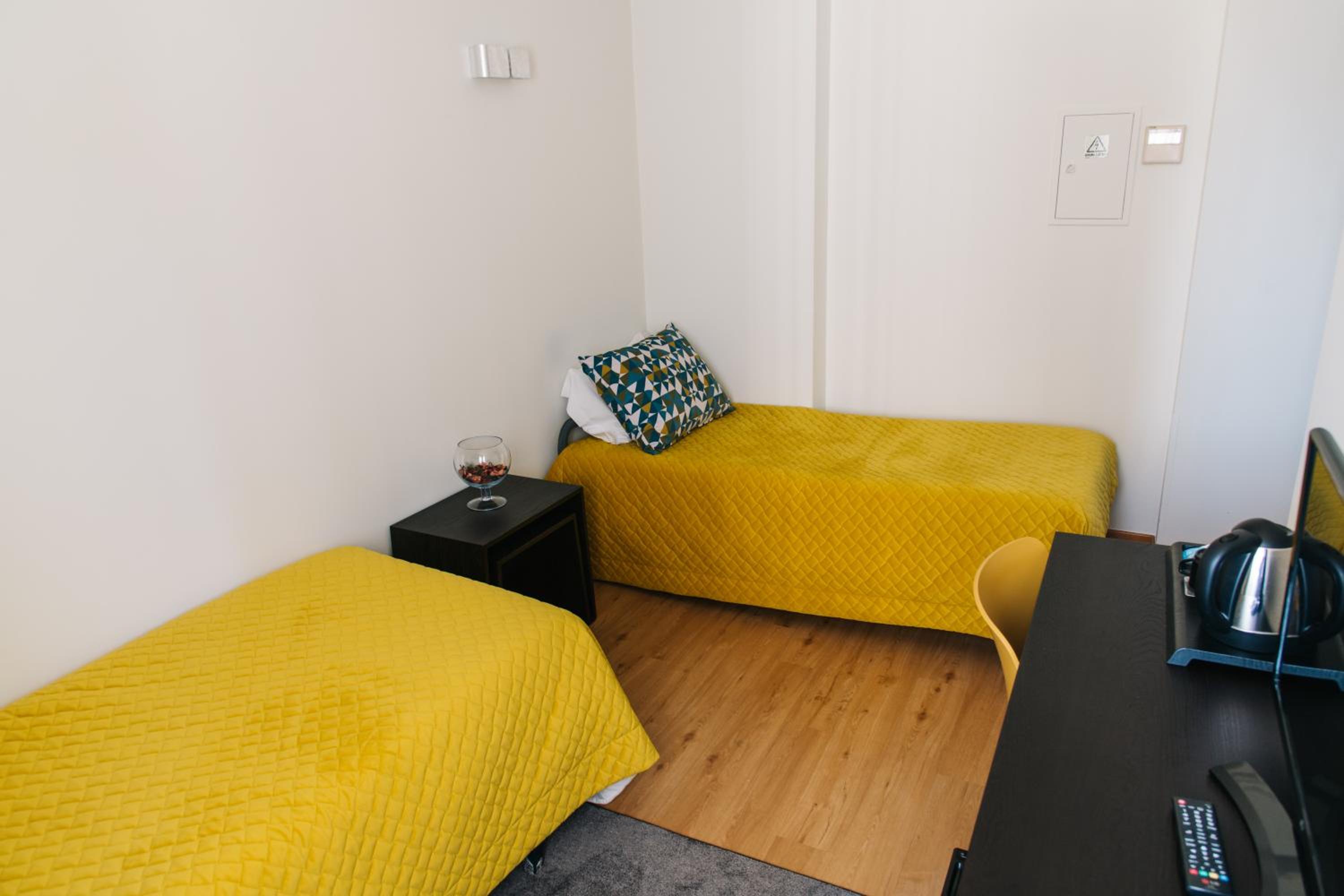 Family Room (2 Adults + 2 Children) - Photo 2
