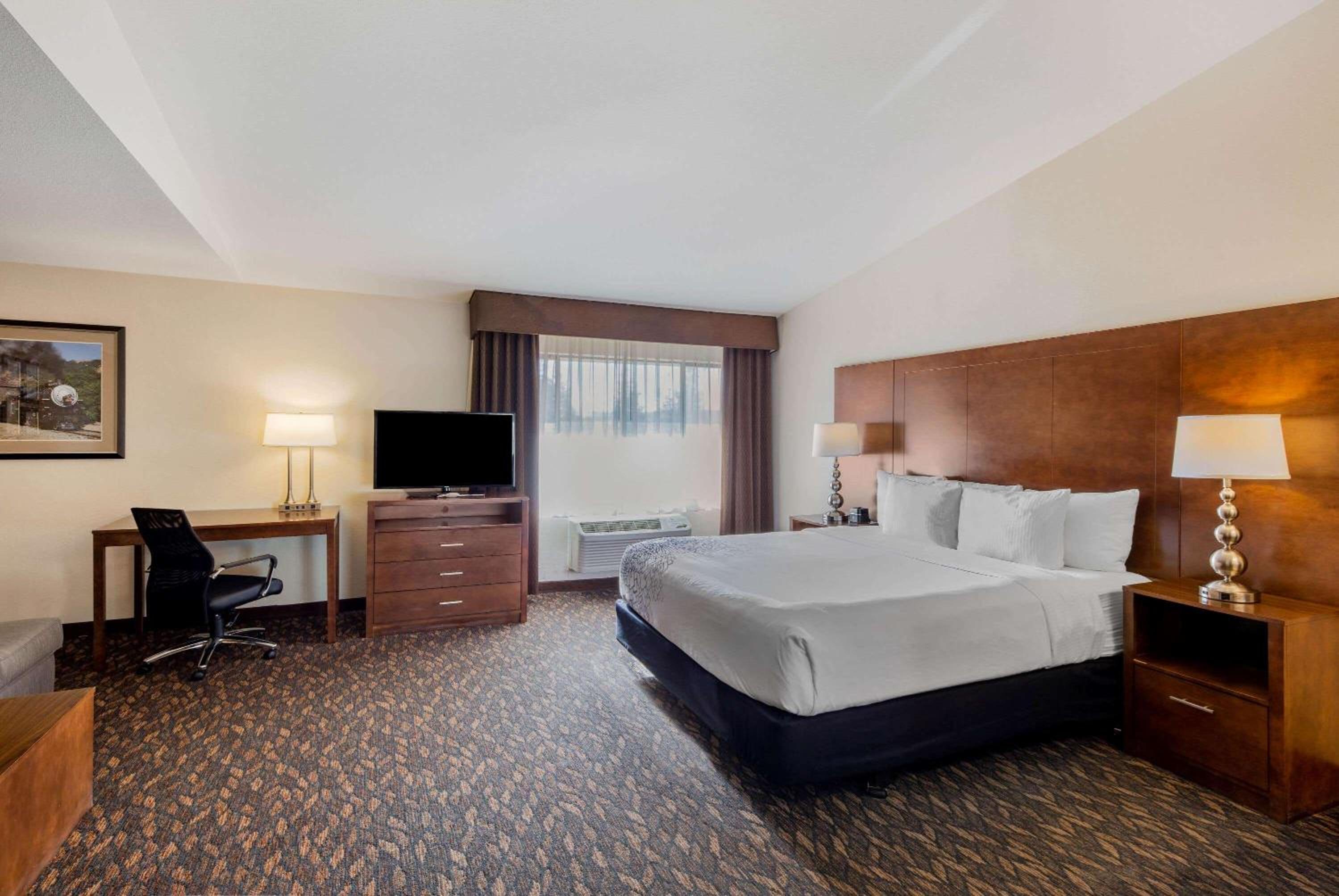 Executive King Room with Sofa Bed - Photo 2