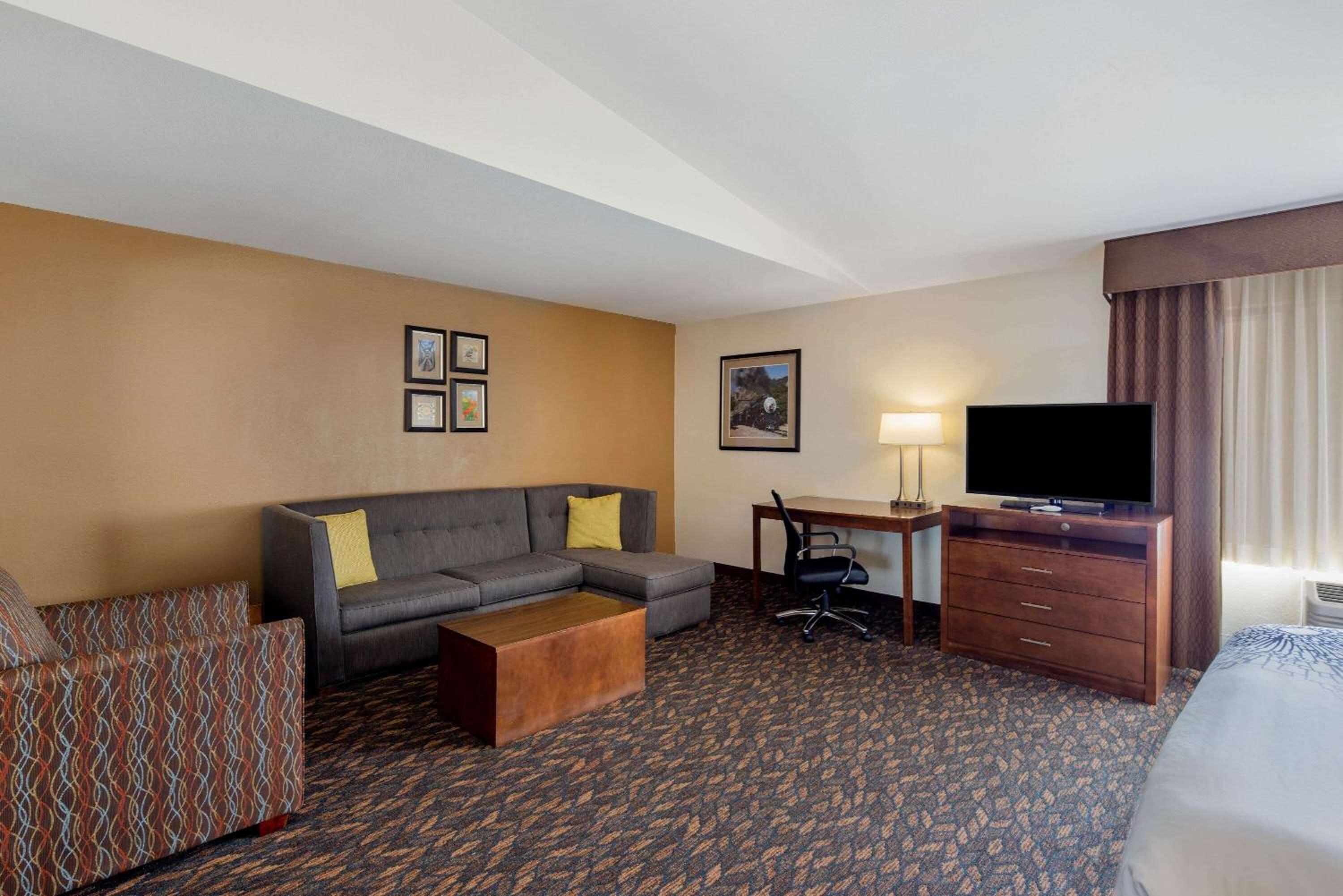 Executive King Room with Sofa Bed - Photo 7