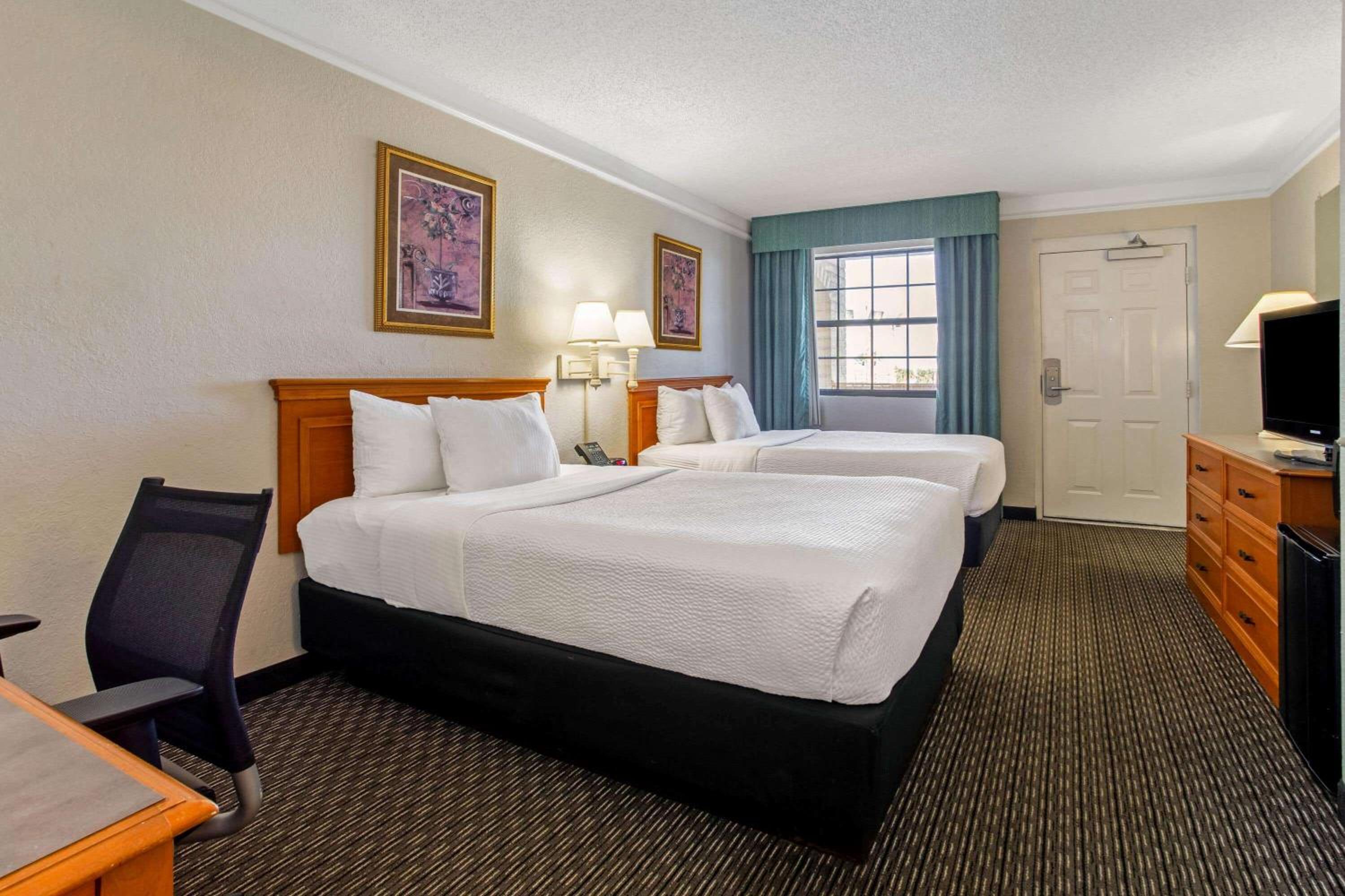 Deluxe Double Room with Two Double Beds photo 3