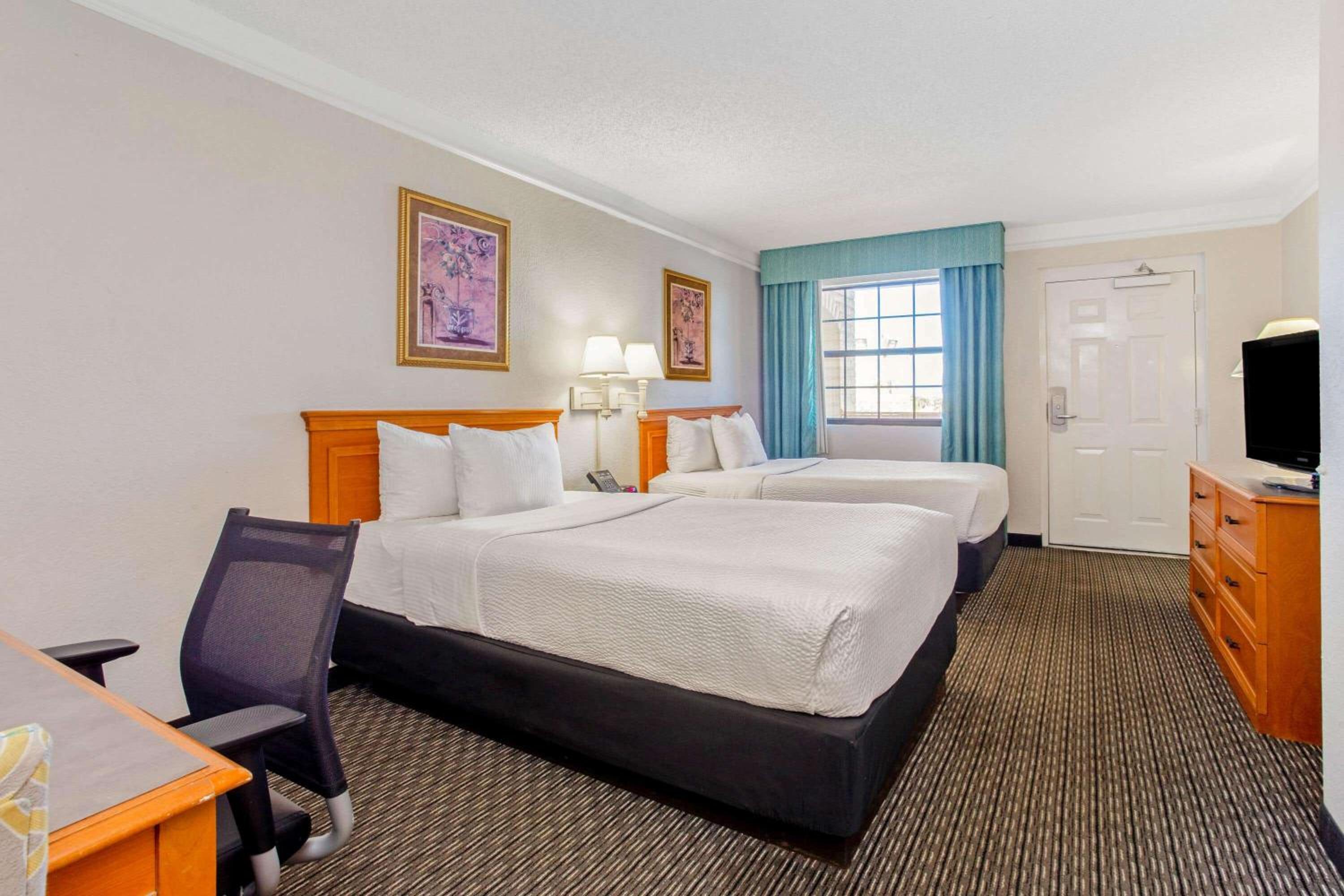 Double Room with Two Double Beds - Photo 2