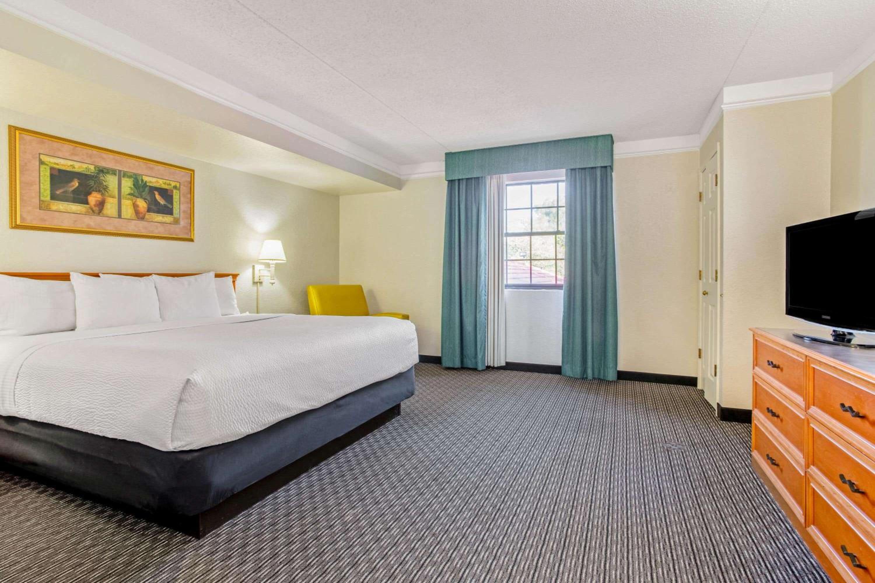 King Suite - Non-Smoking - Photo 2