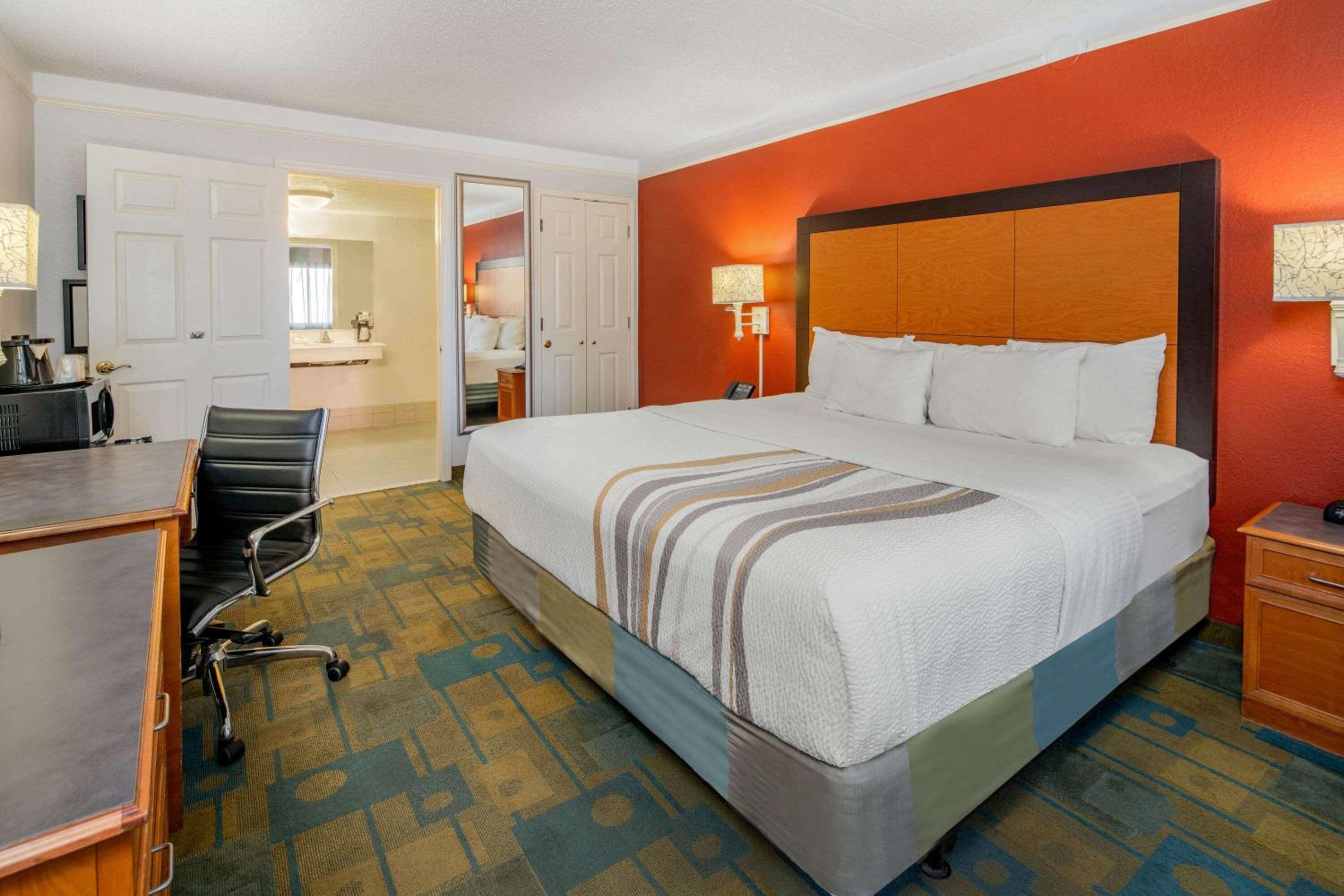 King Room with Mobility/Hearing Impaired Access - Non-Smoking - Photo 3