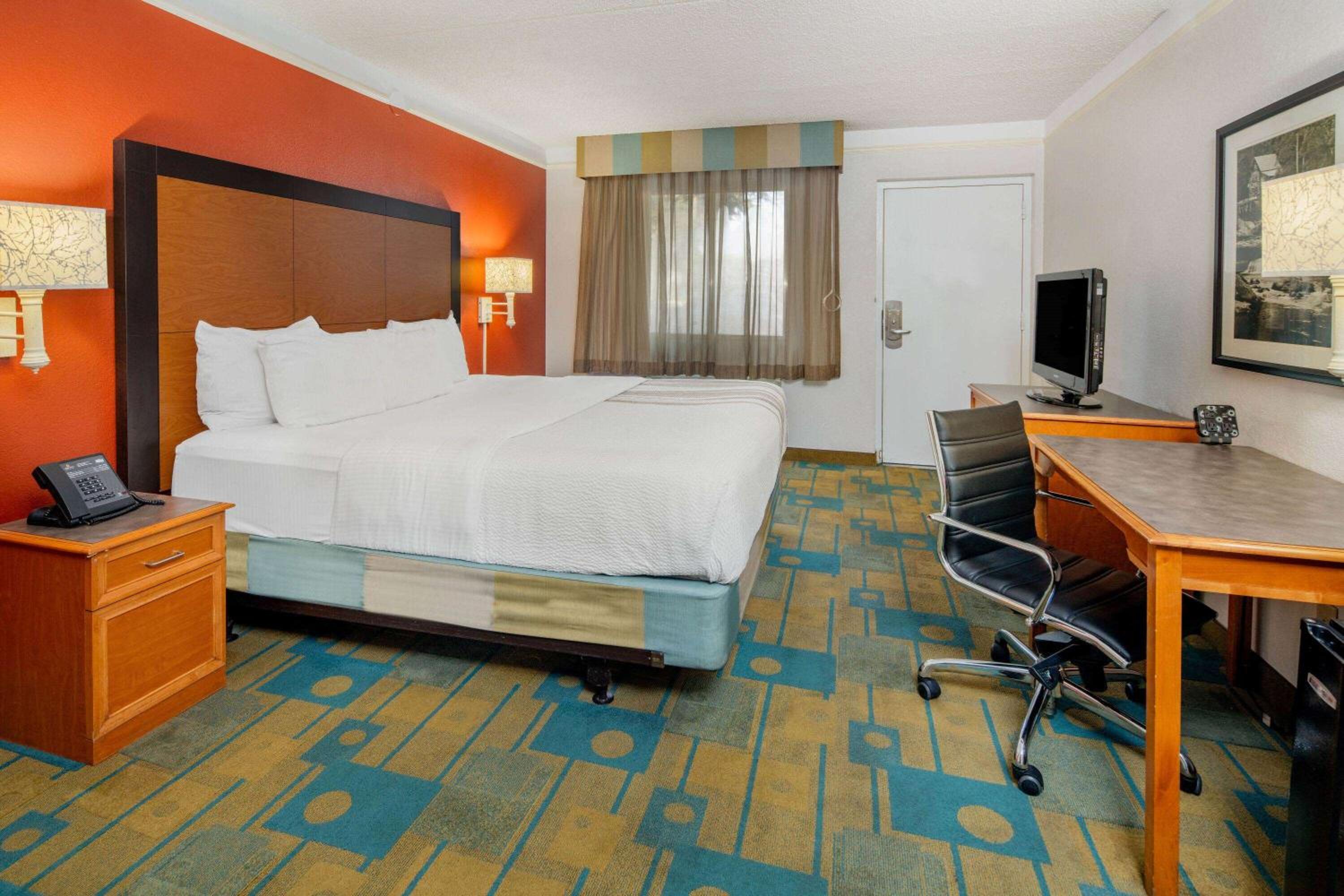 Deluxe King Room - Non-Smoking - Photo 2