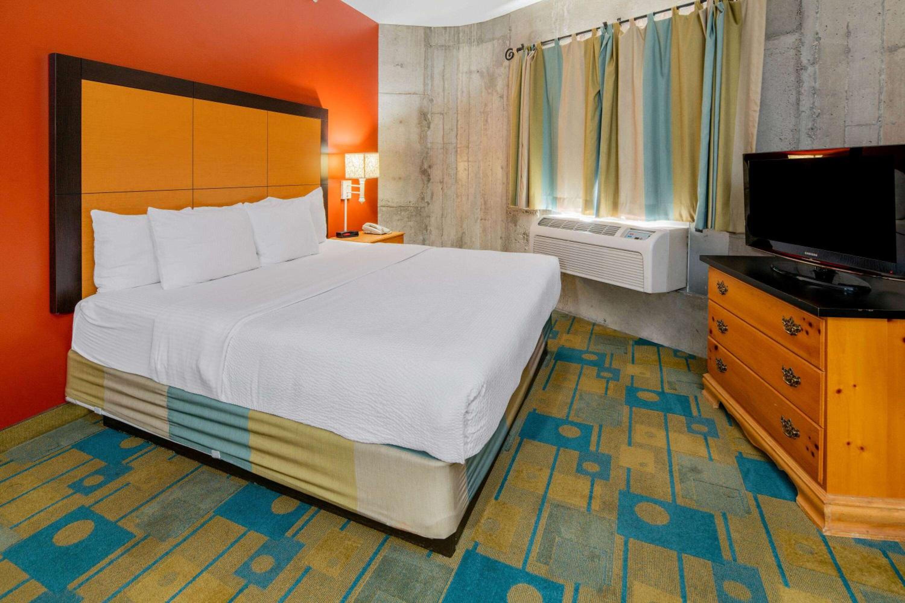 King Room - Non-Smoking - Photo 4