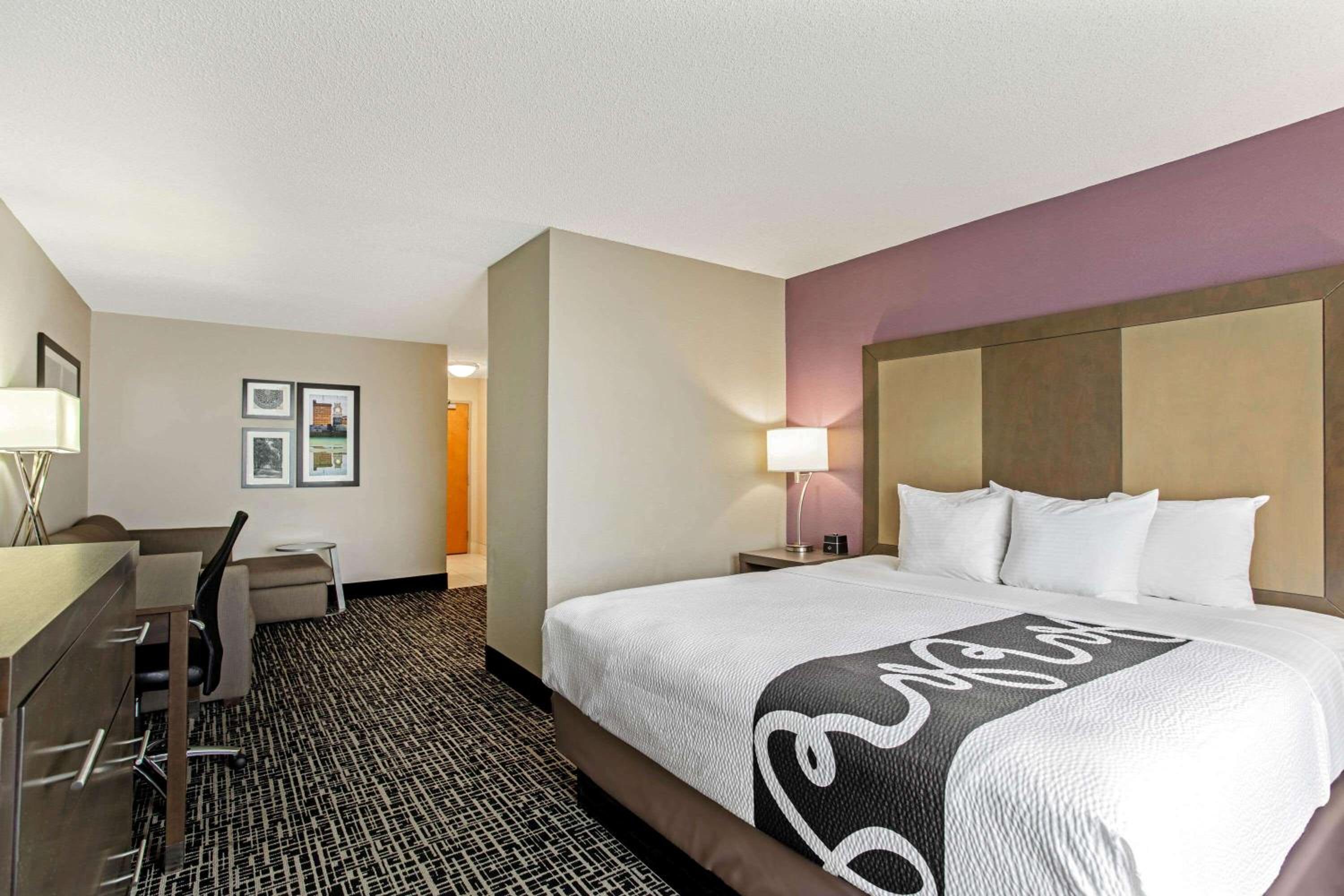 Deluxe King Studio Suite - Non-Smoking - Photo 11