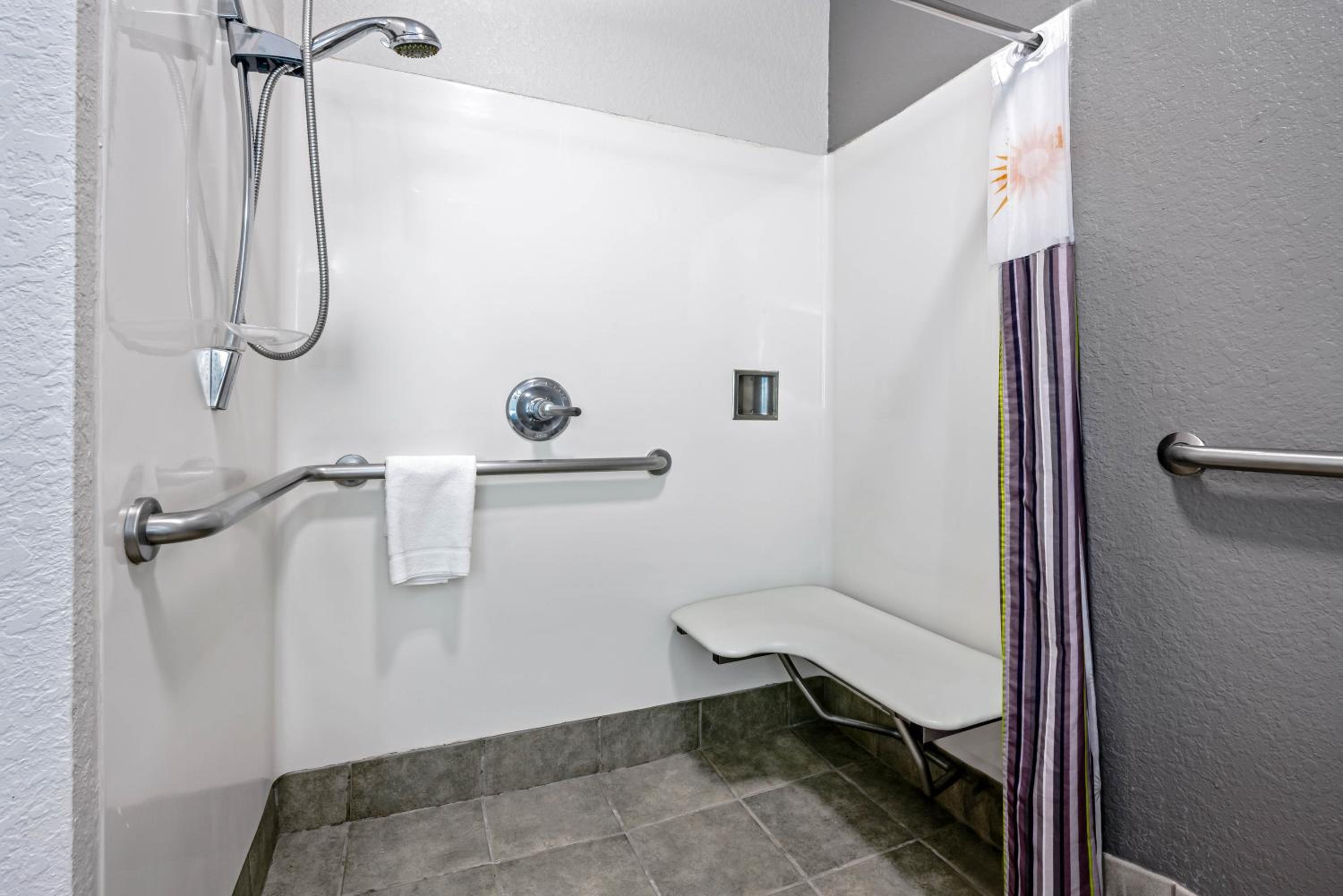 Queen Room with Roll-in Shower and Forest View - Mobility/Hearing Accessible - Non-Smoking - Photo 2