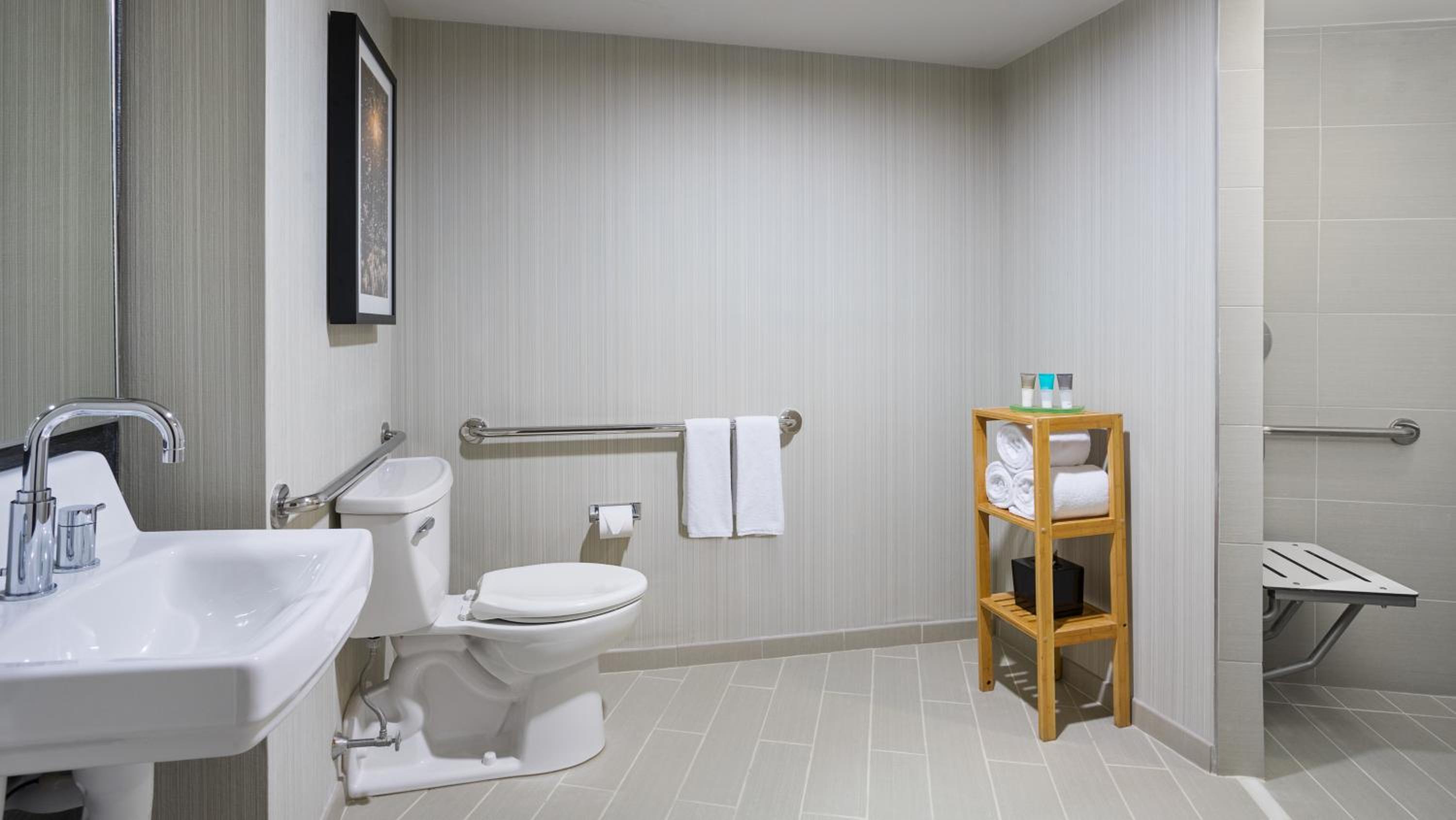 Double Room with Two Double Beds and Accessible Shower - Disability Access - Photo 7