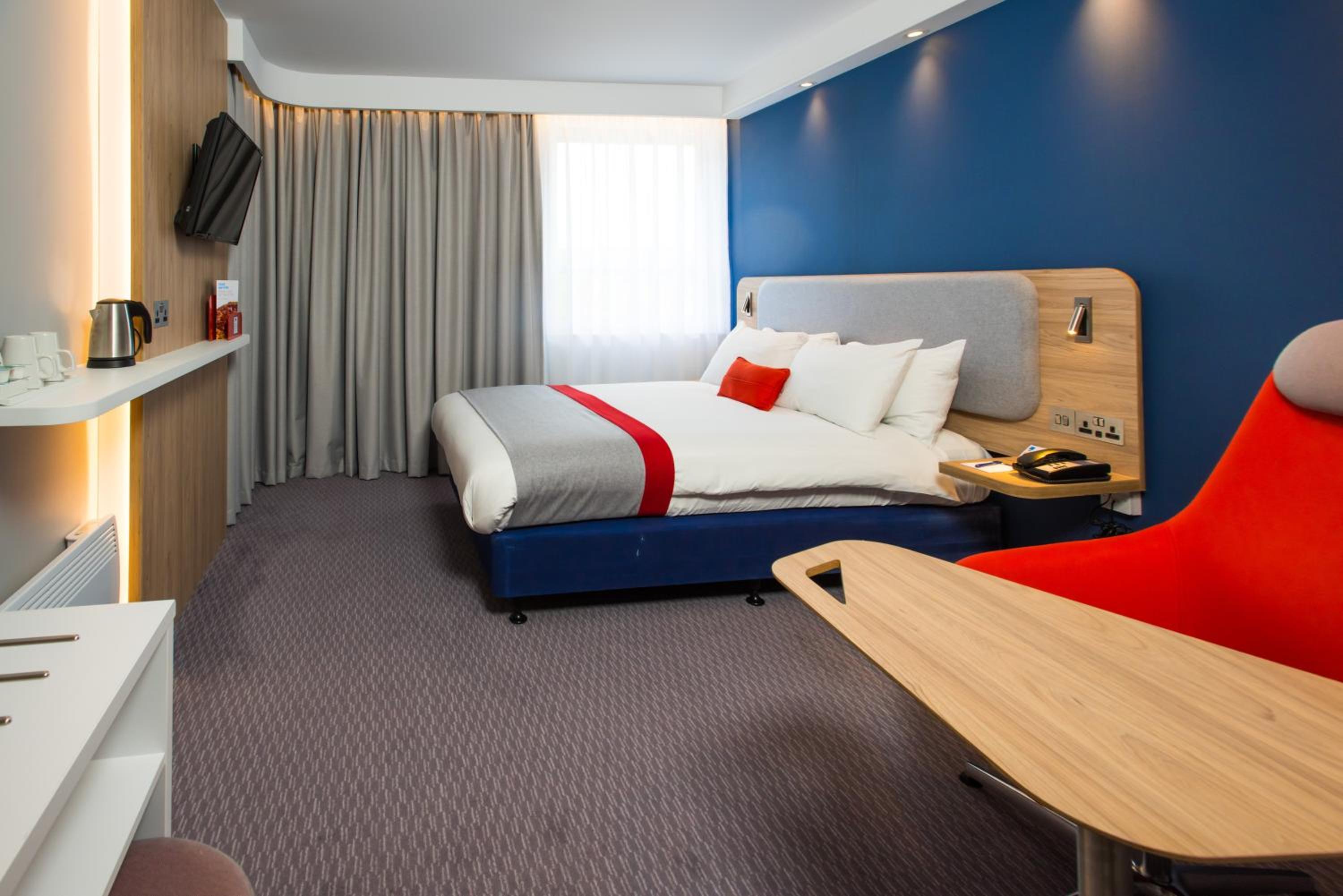 Standard King Room with Free Hot Breakfast - Photo 8