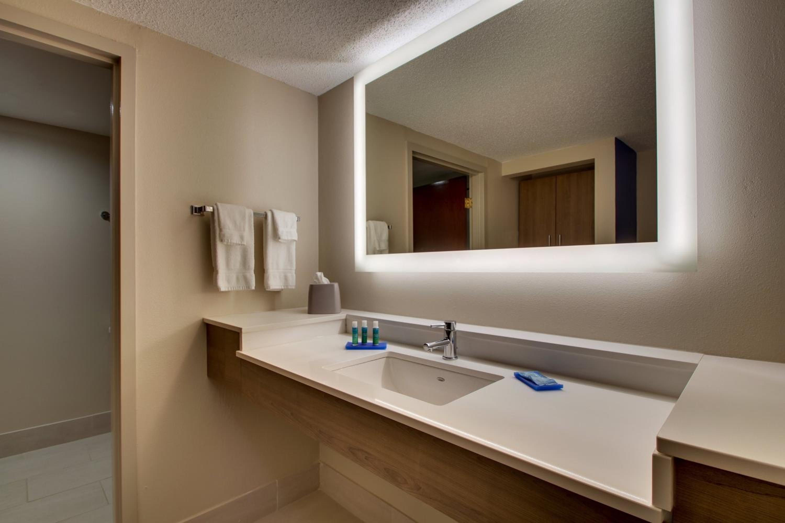 Standard King Room - Photo 5