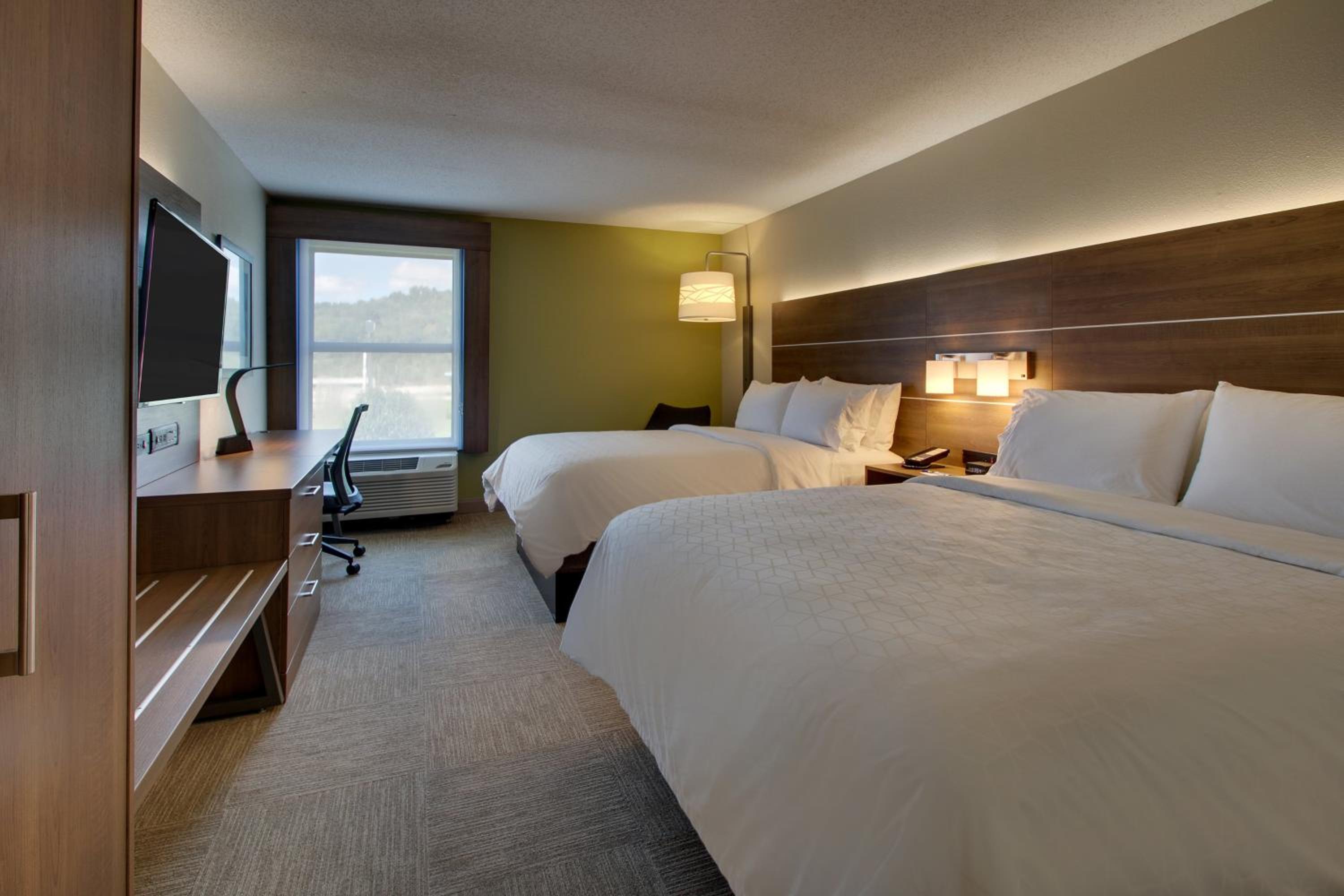 Standard Room with Two Queen Beds - Photo 7