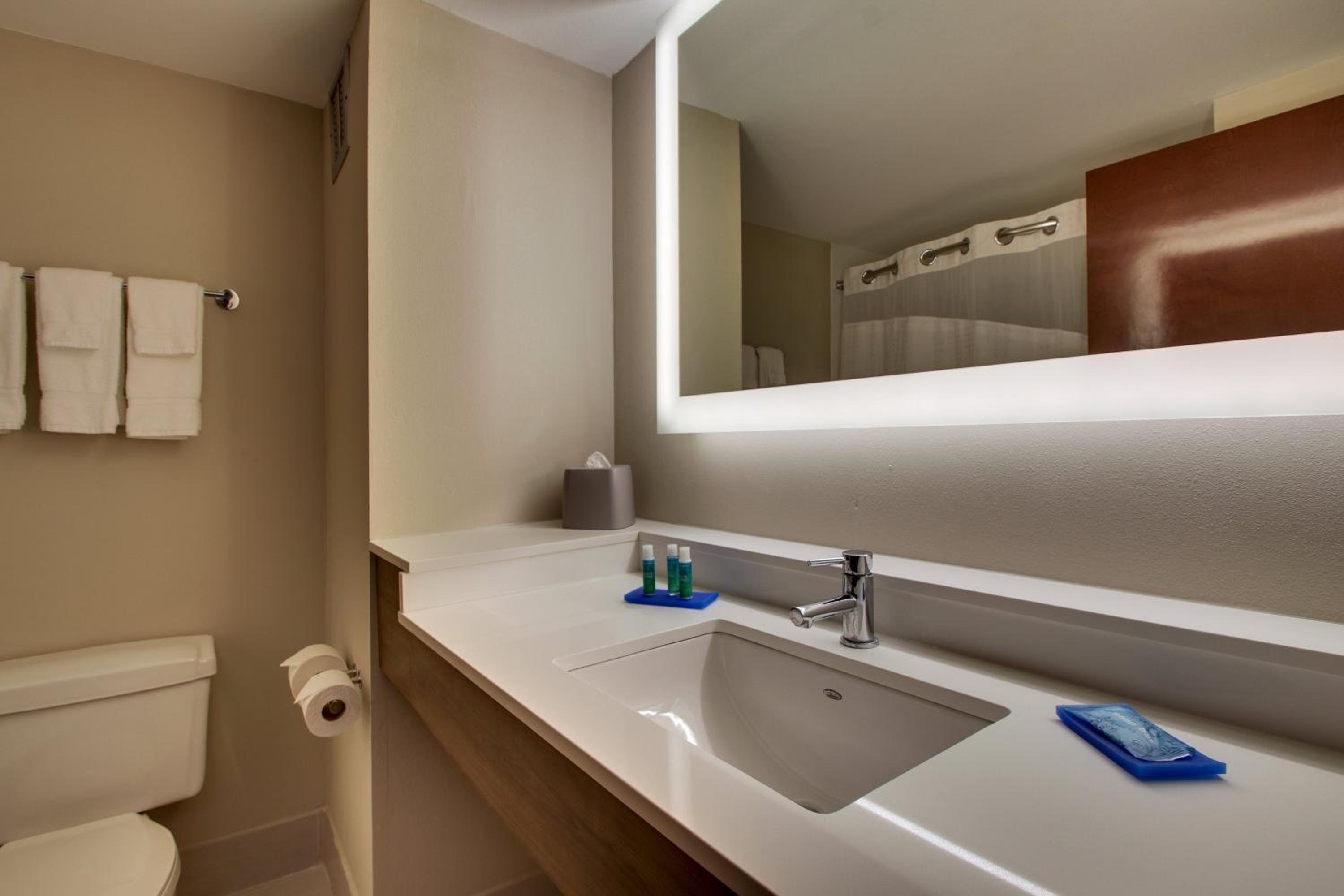 Standard Room with Two Queen Beds - Photo 10